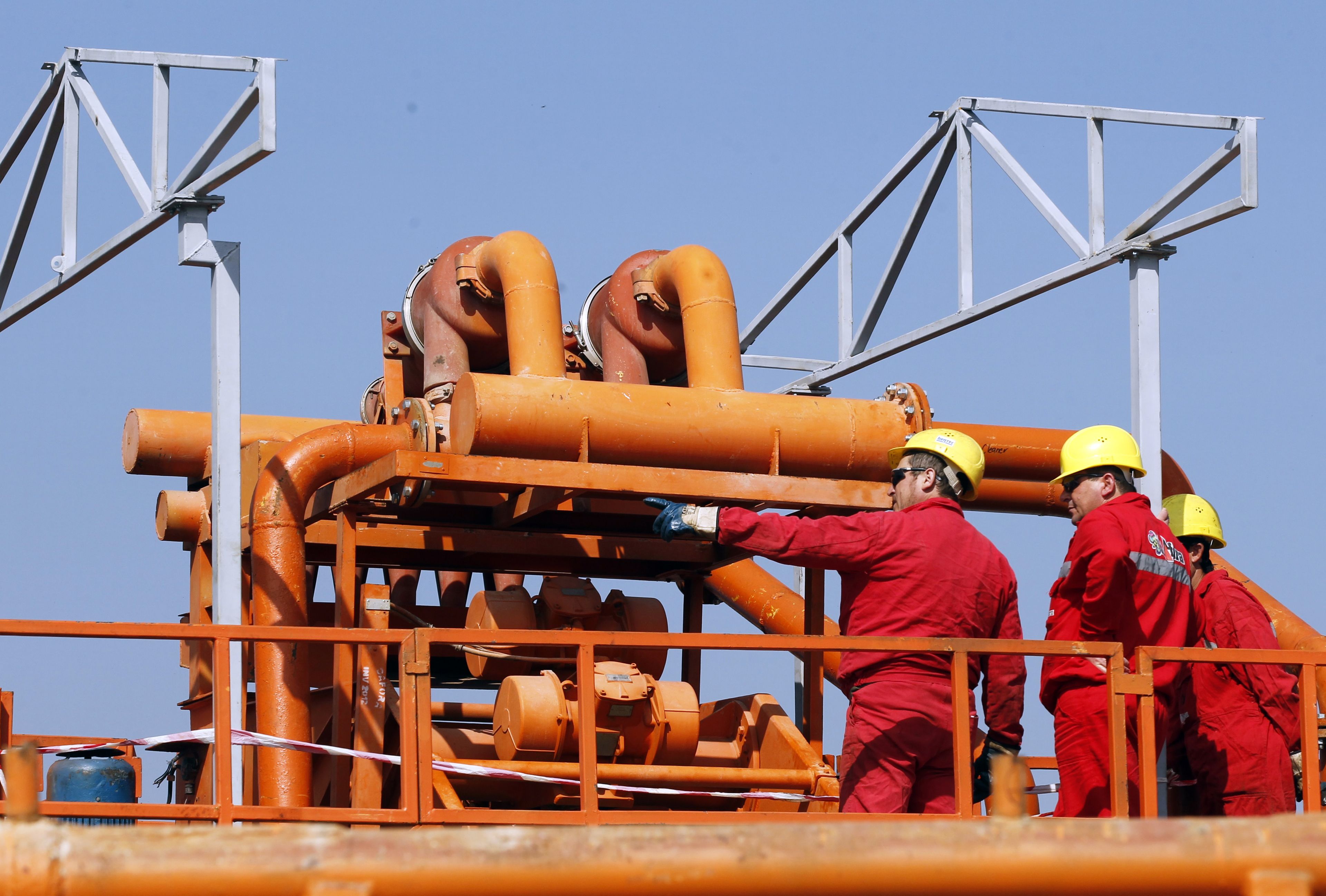 Operarios en una instalación petrolífera de Chevron en Rumania