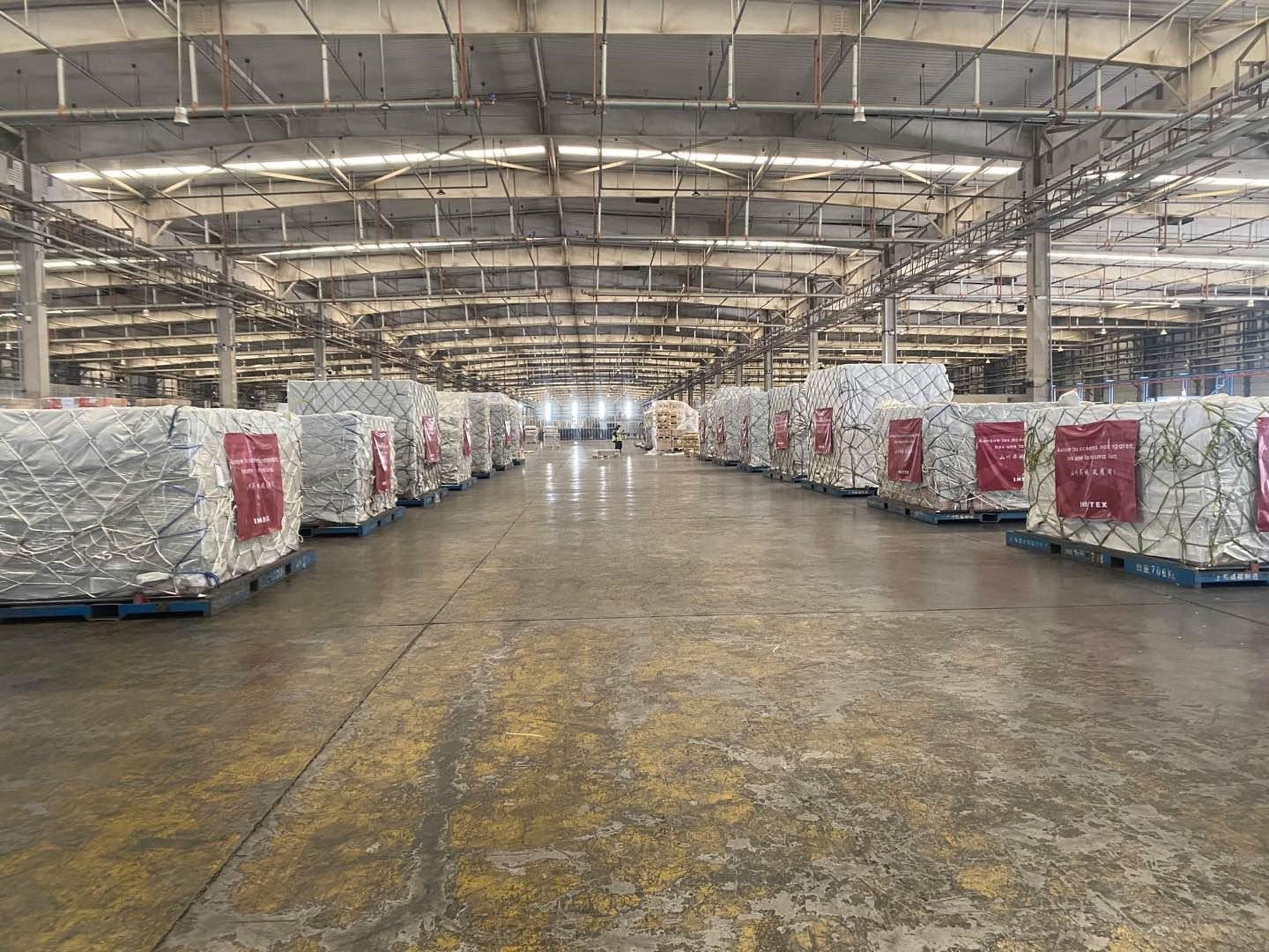Paquetes en un carguero preparados para ser enviados y en los que se incluyen las 300.000 mascarillas donadas por Inditex.