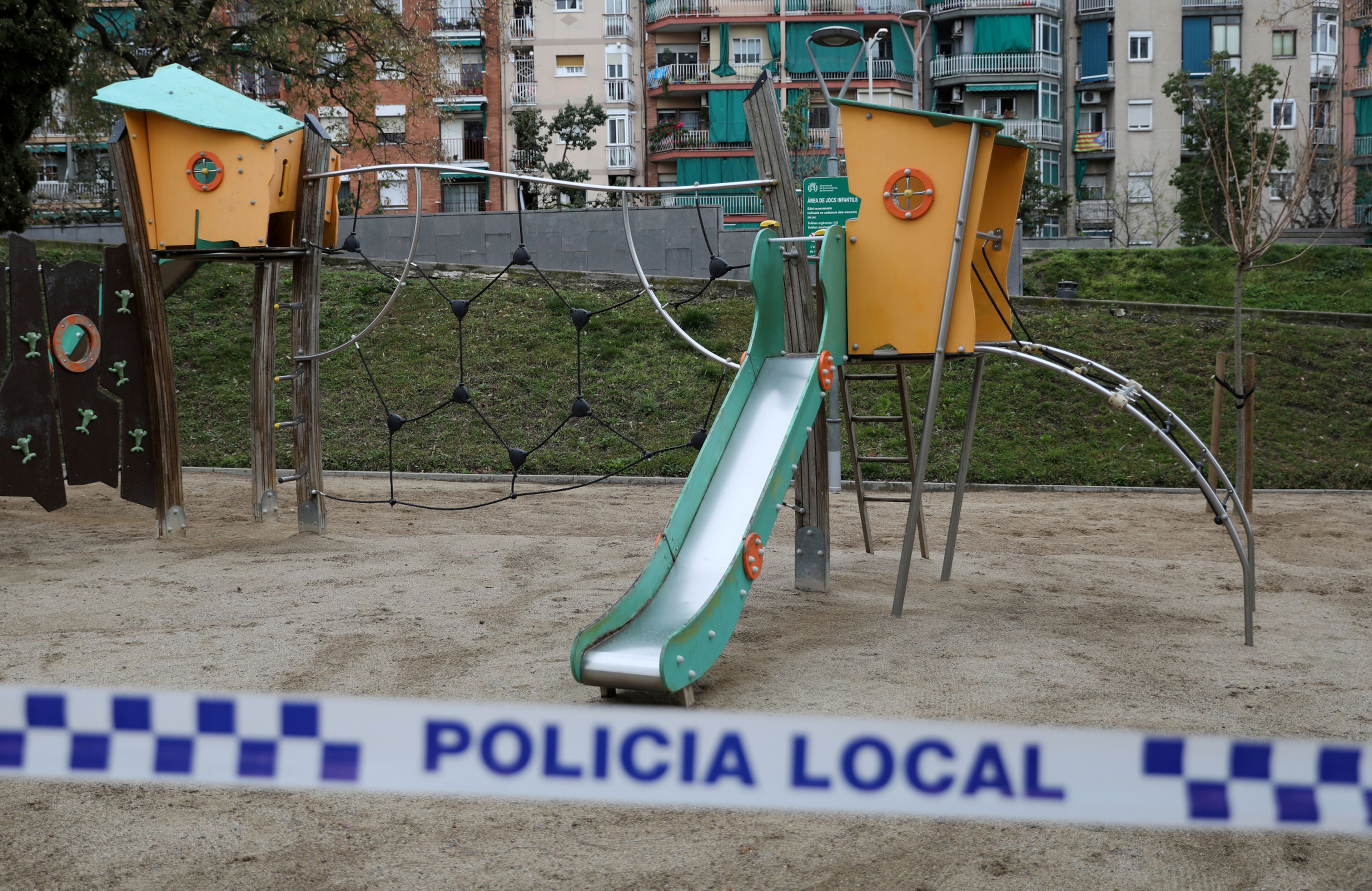 Un parque sellado por la policía durante el brote de coronavirus en Santa Coloma de Gramenet, en las afueras de Barcelona el 1 de abril de 2020.