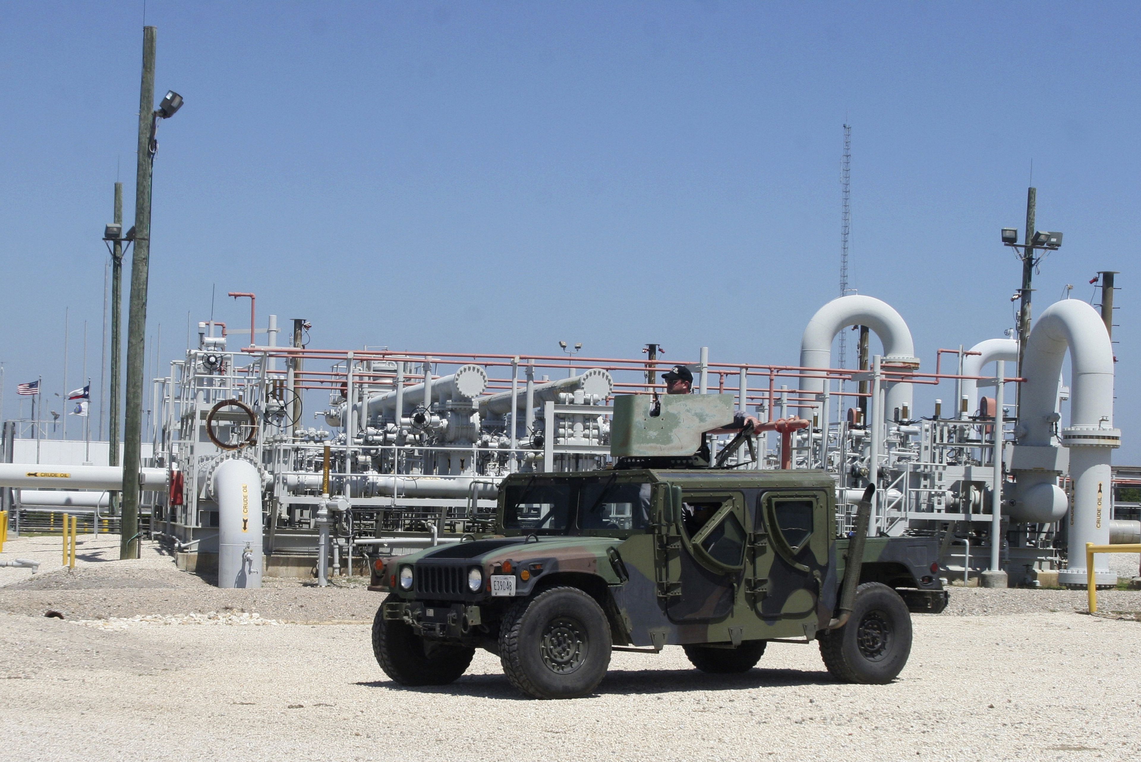 Una patrulla privada vigila una reserva estratégica de petróleo de los Estados Unidos en Texas
