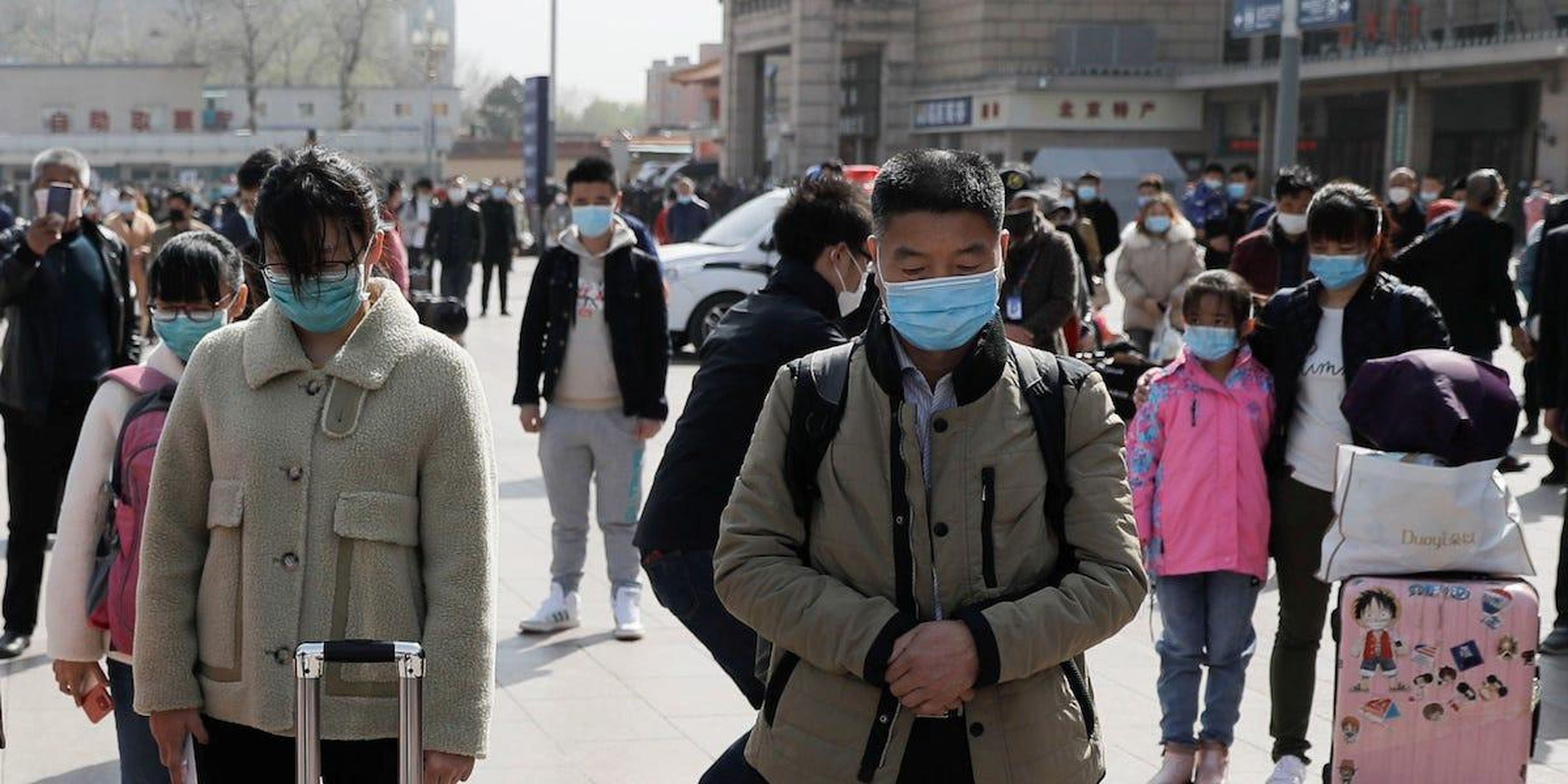 La población de Pekín rinde homenaje a las víctimas del coronavirus de China durante un acto público conmemorativo el 4 de abril de 2020.