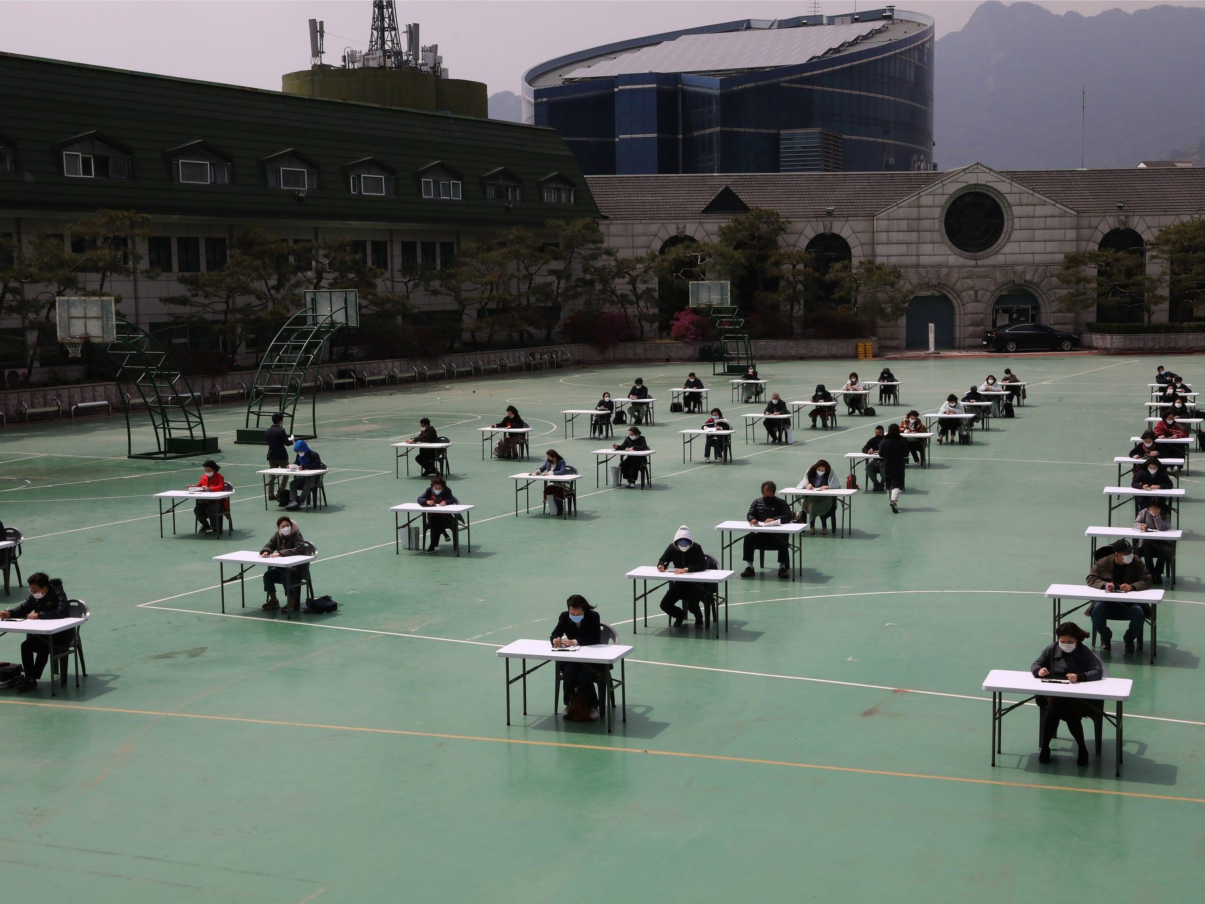 Alumnos en una universidad de Seúl (Corea del Sur) se preparan para hacer un examen.