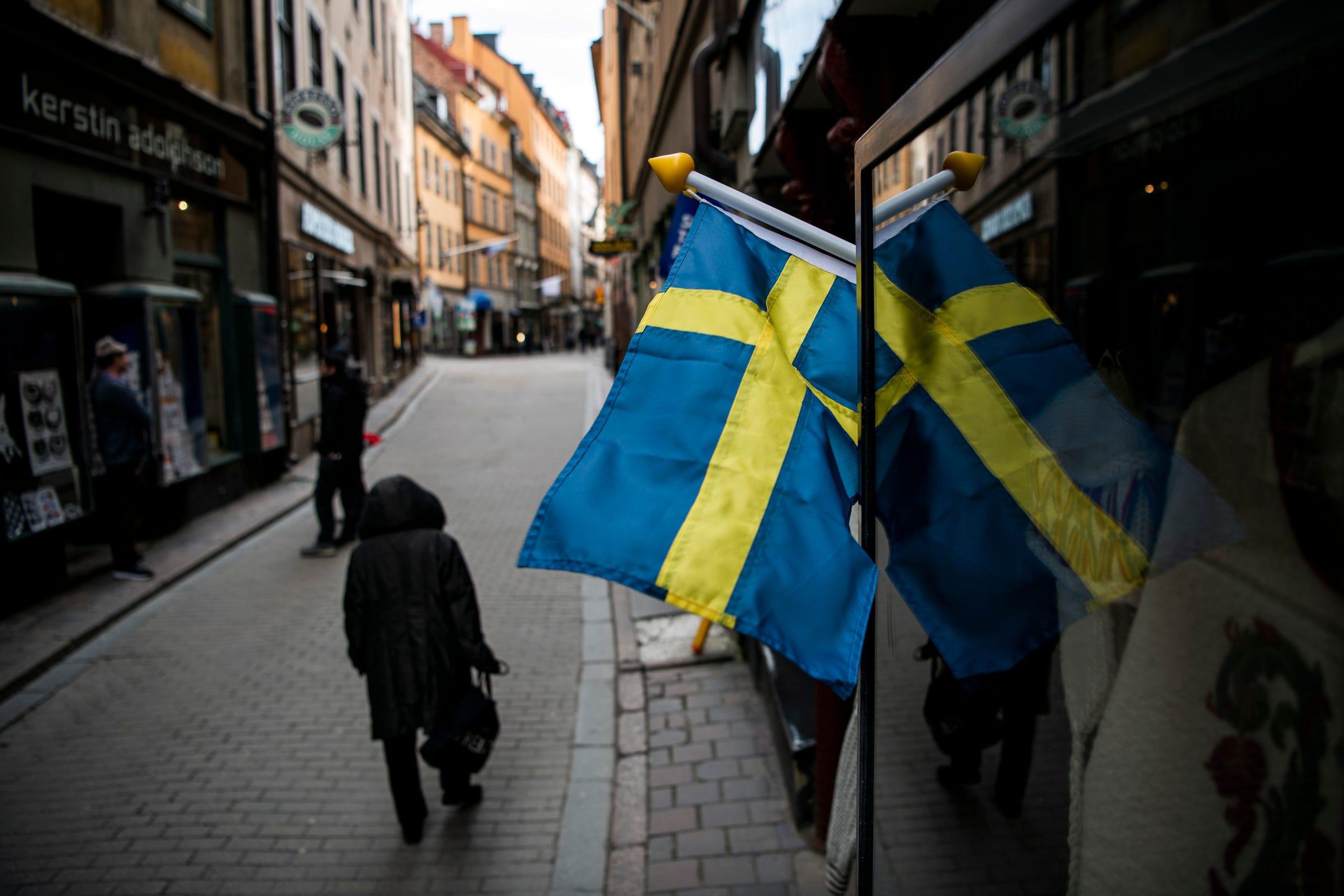 La gente camina por el casco antiguo de Estocolmo el 25 de marzo de 2020, mientras el mundo lucha contra el coronavirus.