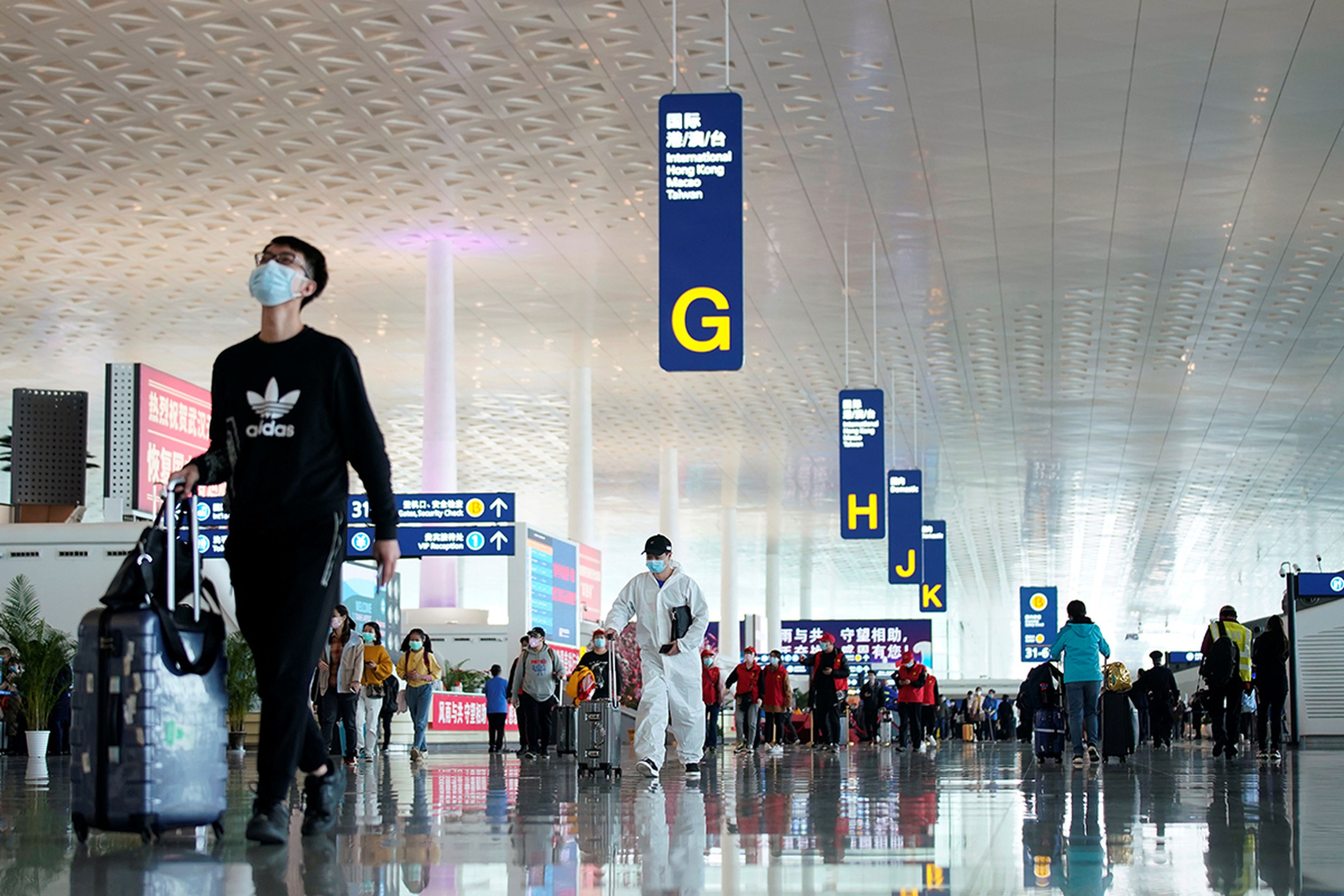 Personas en el aeropuerto internacional de Wuhan.