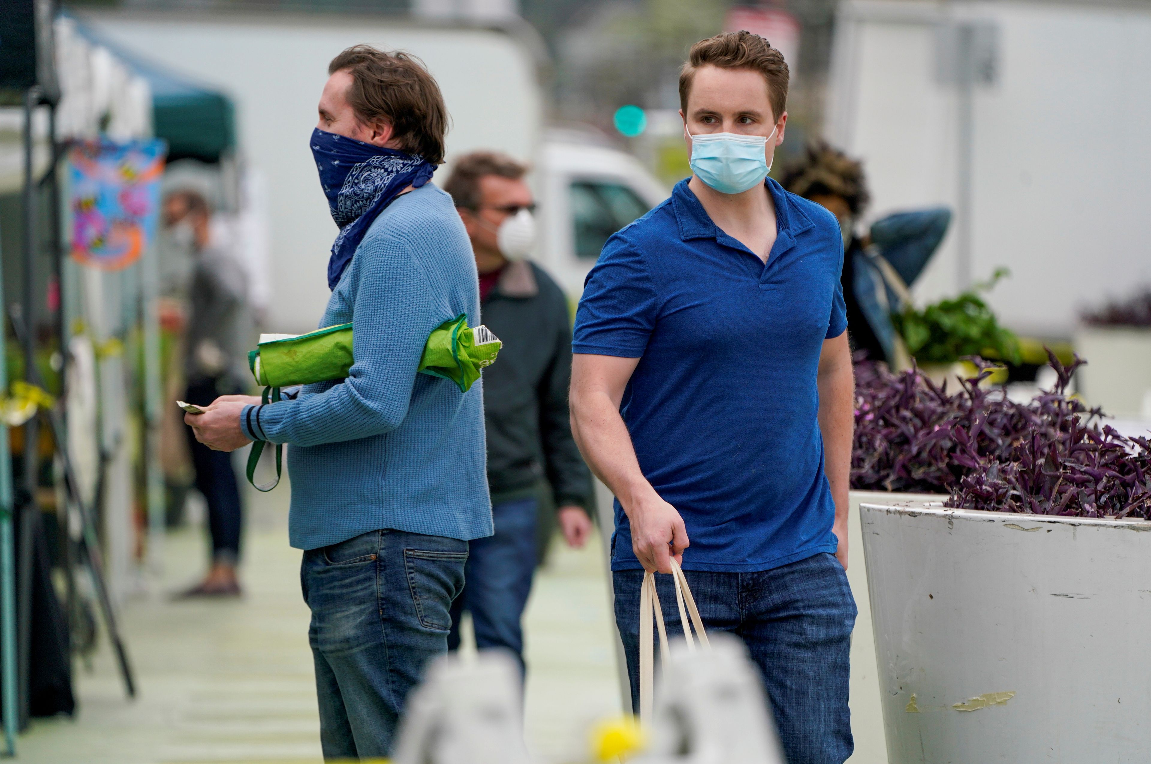 Personas usando mascarillas durante el brote de coronavirus en Los Ángeles, California, (EEUU) el 4 de abril de 2020.