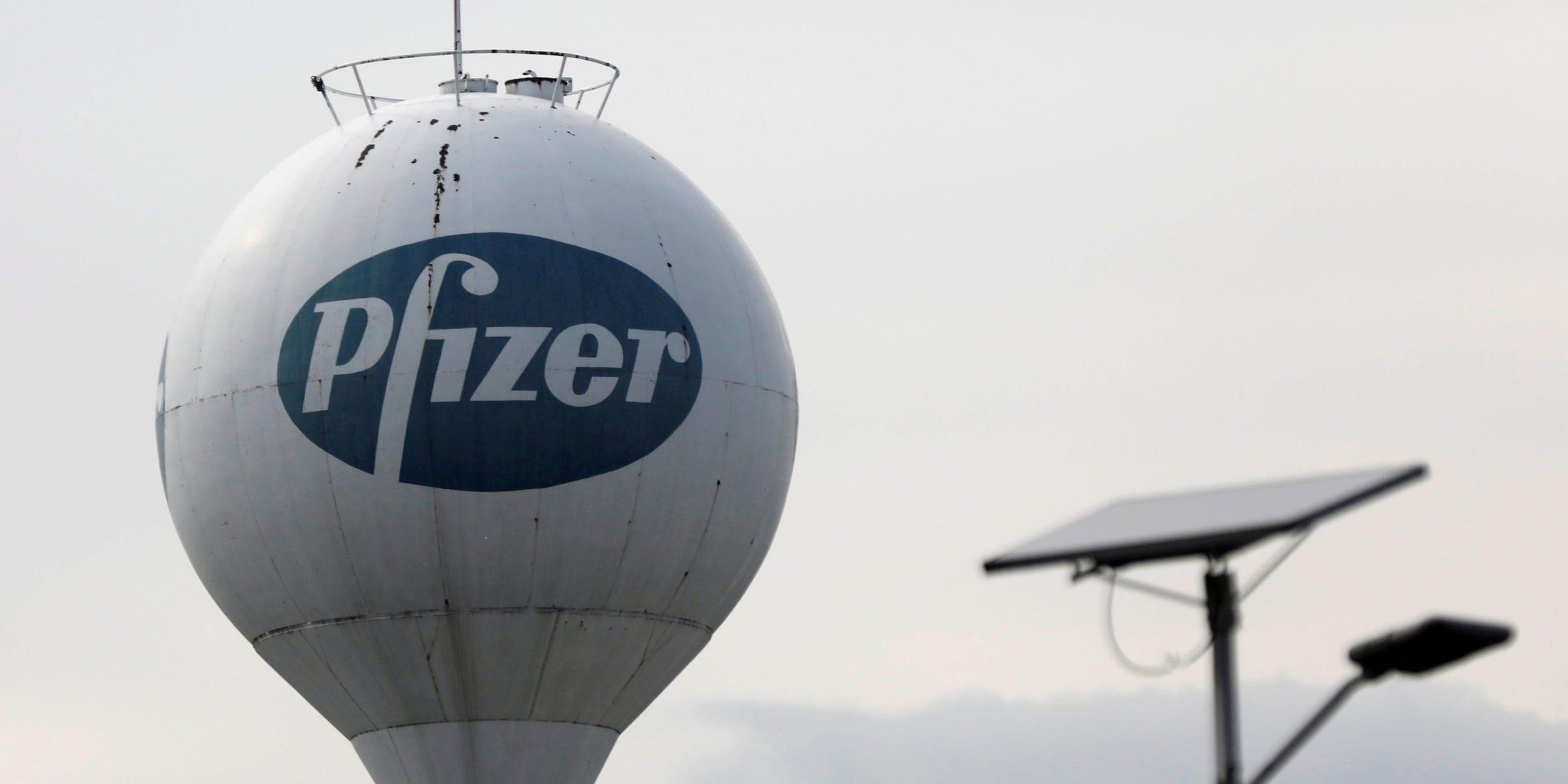 Un logo de Pfizer en Toluca, México.