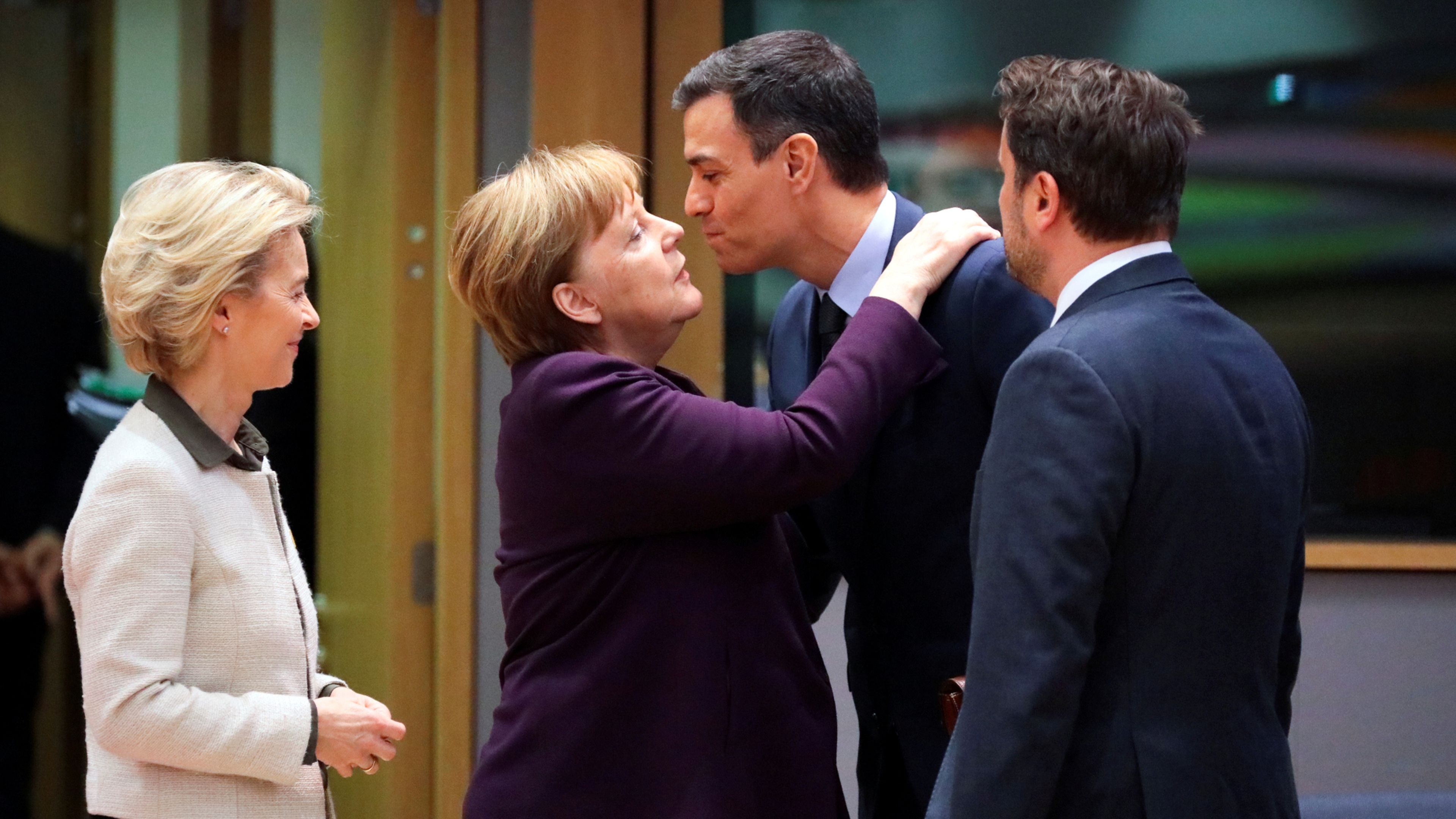 La presidenta de la Comisión Europea, Ursula von der Leyen, la canciller alemana, Angela Merkel, el presidente español, Pedro Sánchez, y el primer ministro luxemburgués, Xavier Bettel, se saludan antes de una cumbre europea