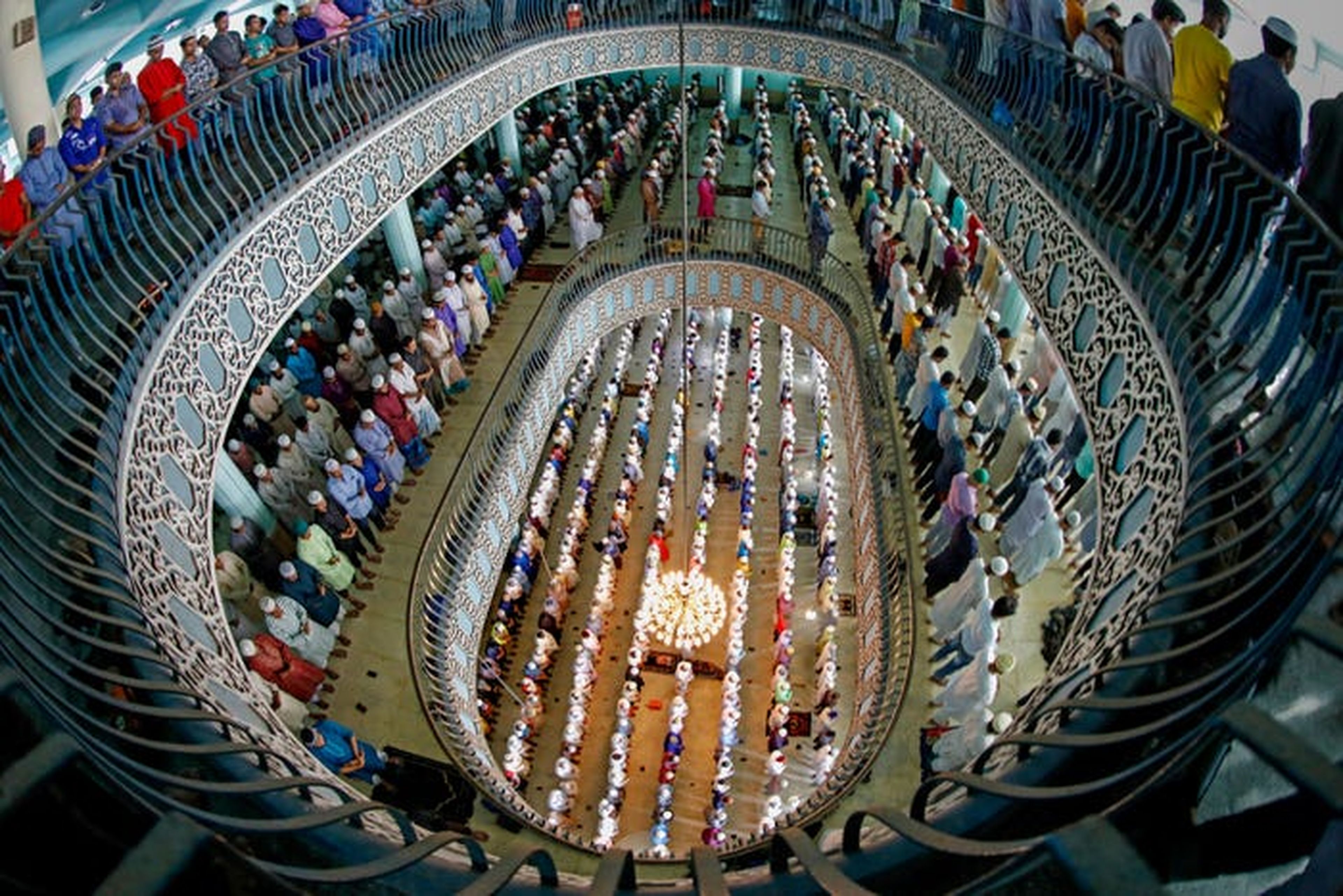 'Las primeras oraciones jummah durante el Ramadán', fotografiada por Kazi Md. Jahirul Islam