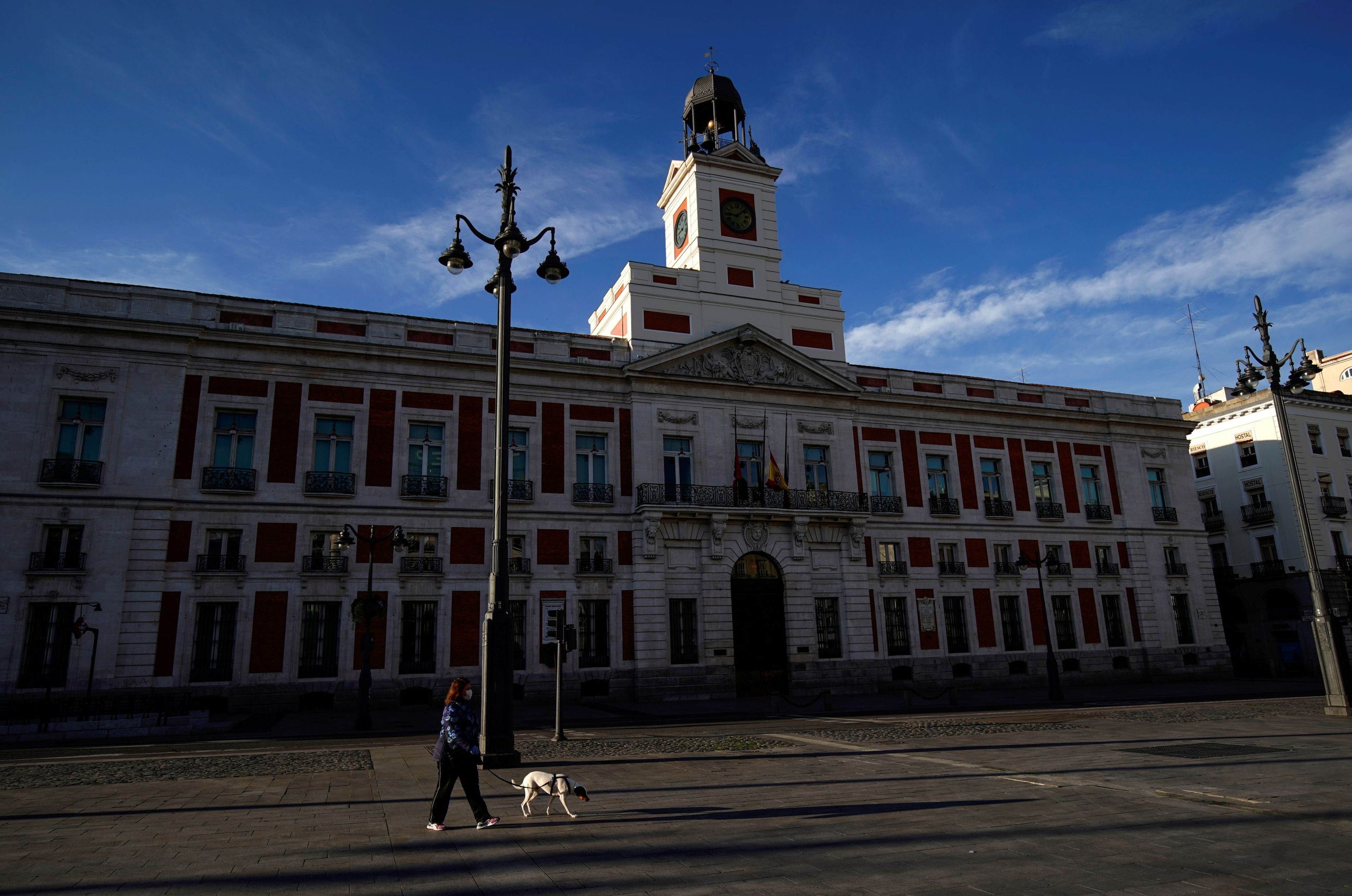 La Puerta del Sol de Madrid, vacía por el confinamiento debido a la crisis del coronavirus