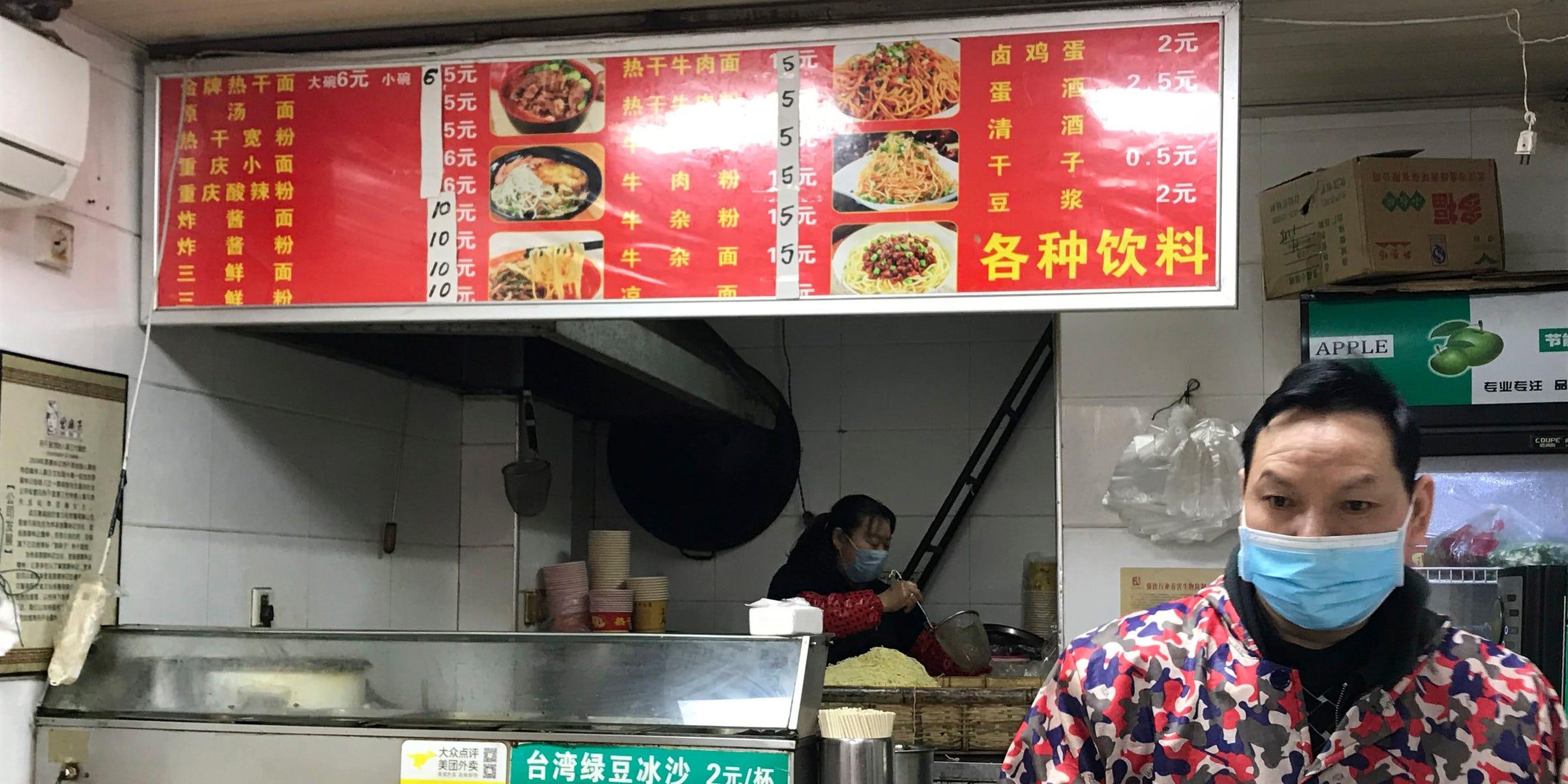 Una tienda de noodles recientemente reabierta en Wuhan.