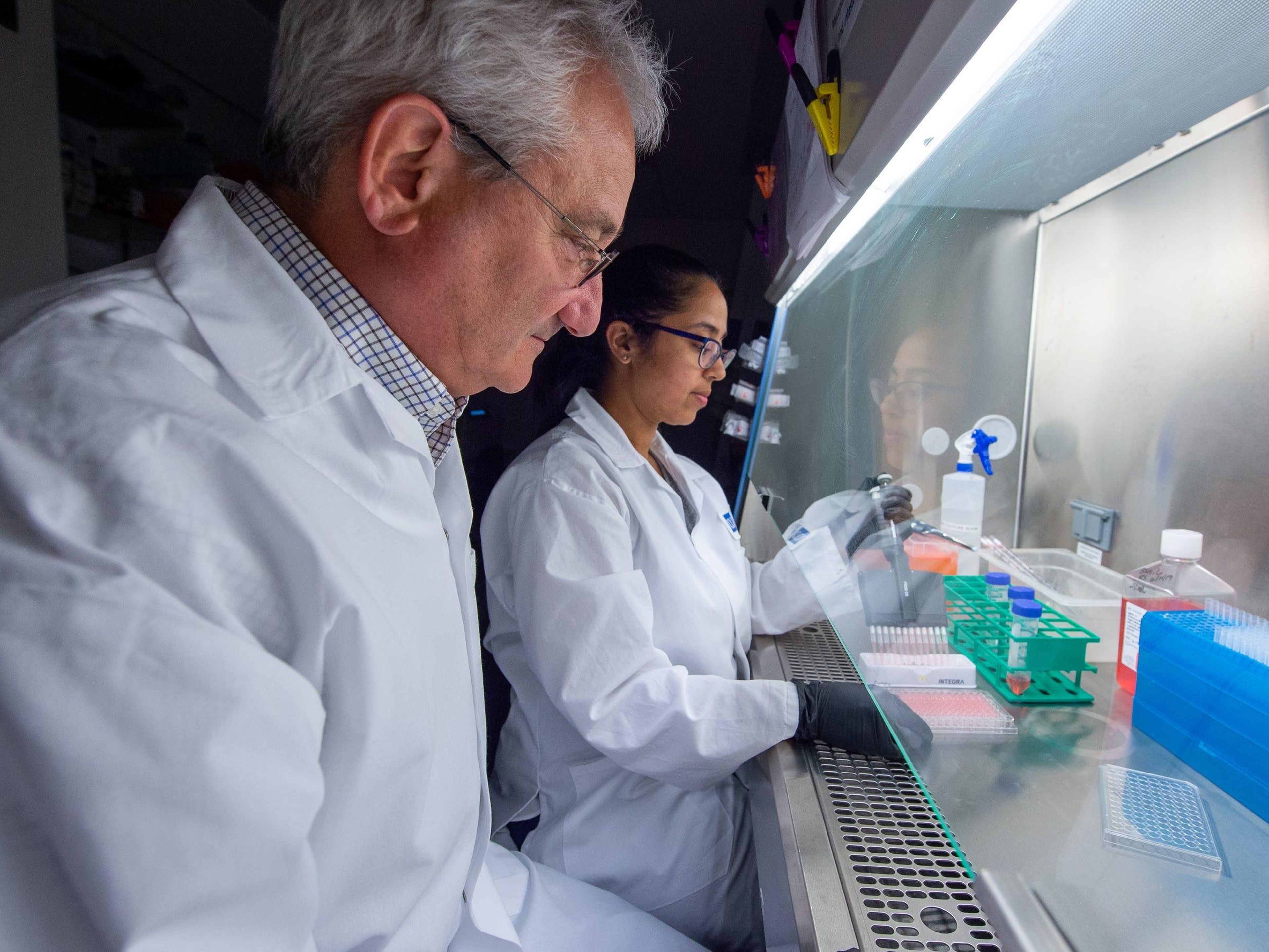 Investigadores del laboratorio Weiner trabajan en la vacuna para el coronavirus.