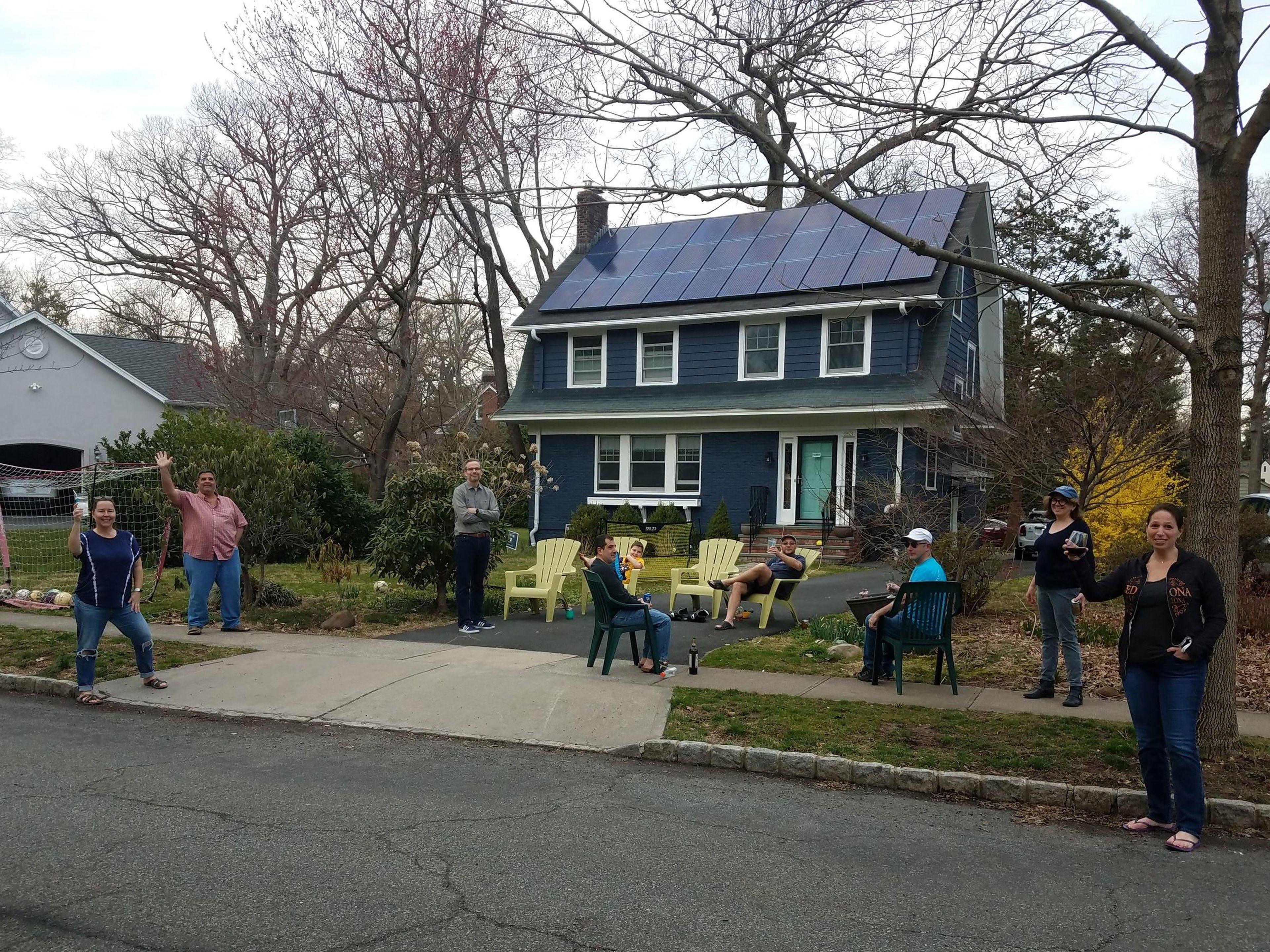Los residentes de South Orange, New Jersey, EEUU, hacen una fiesta de distanciamiento social al aire libre mientras permanecen a los 2 metros recomendados de distancia, durante el brote de COVID-19, el 20 de marzo de 2020.
