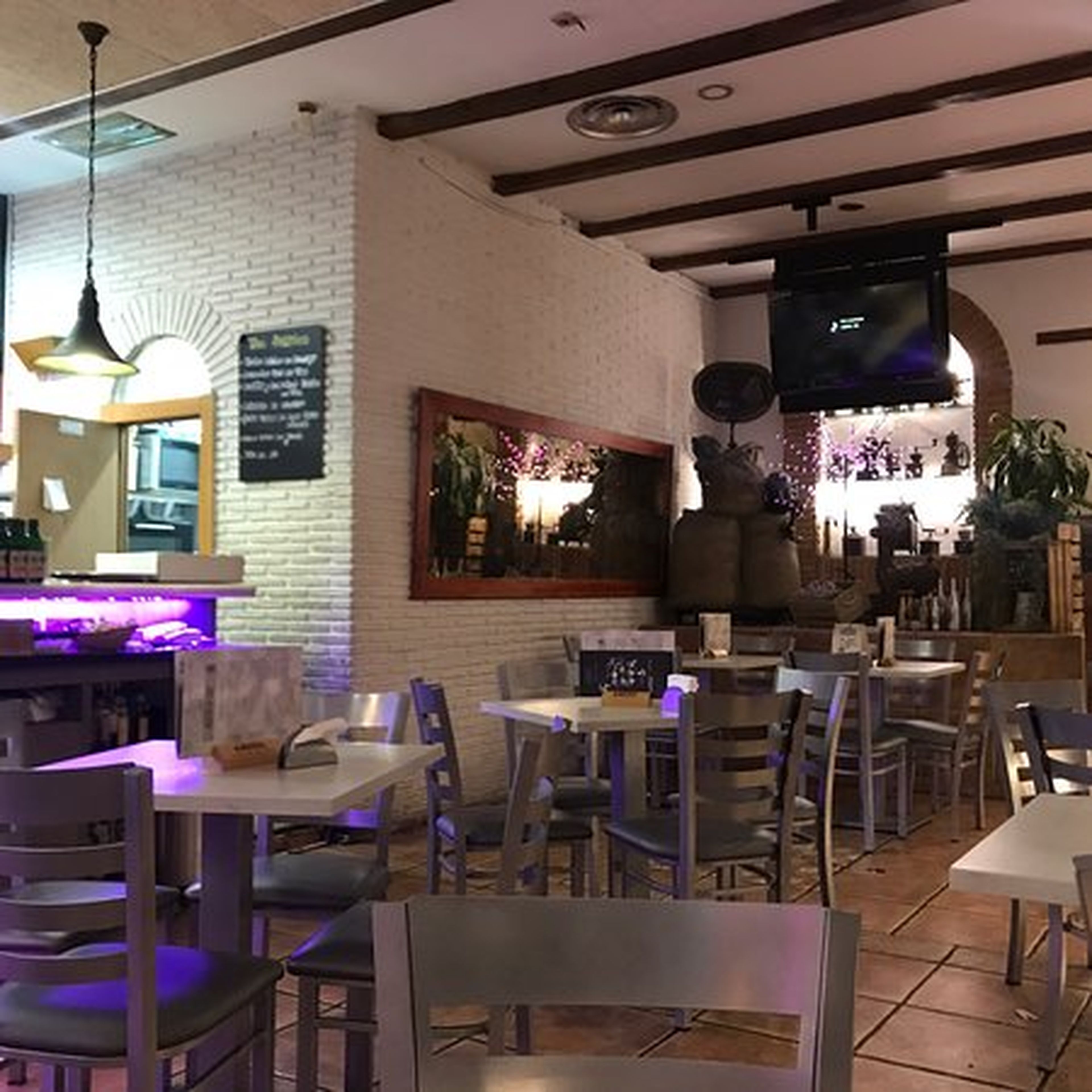 Una fotografía del restaurante Jacaranda con las mesas vacías.