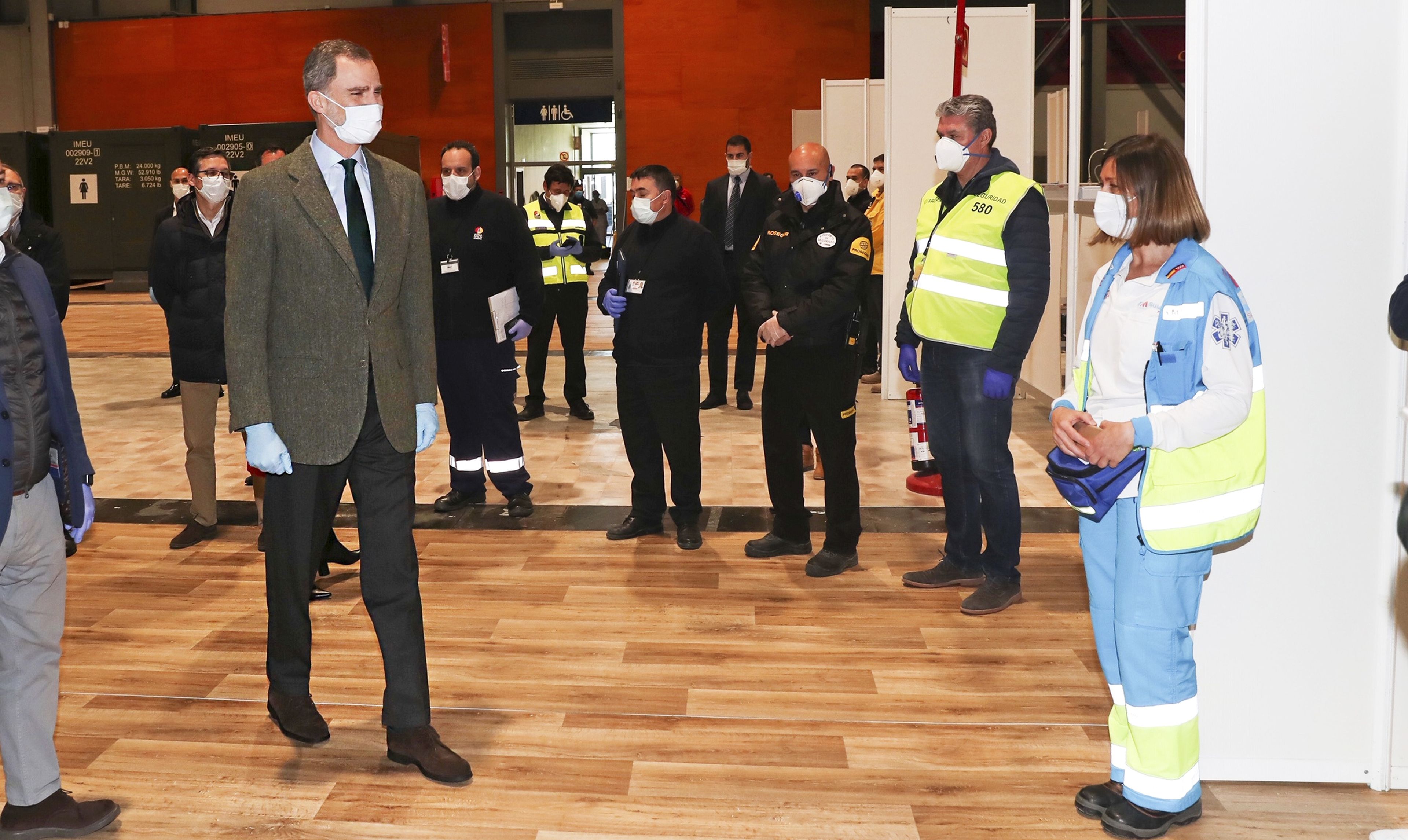 El Rey de España Felipe VI visita un hospital militar instalado en el centro de conferencias IFEMA