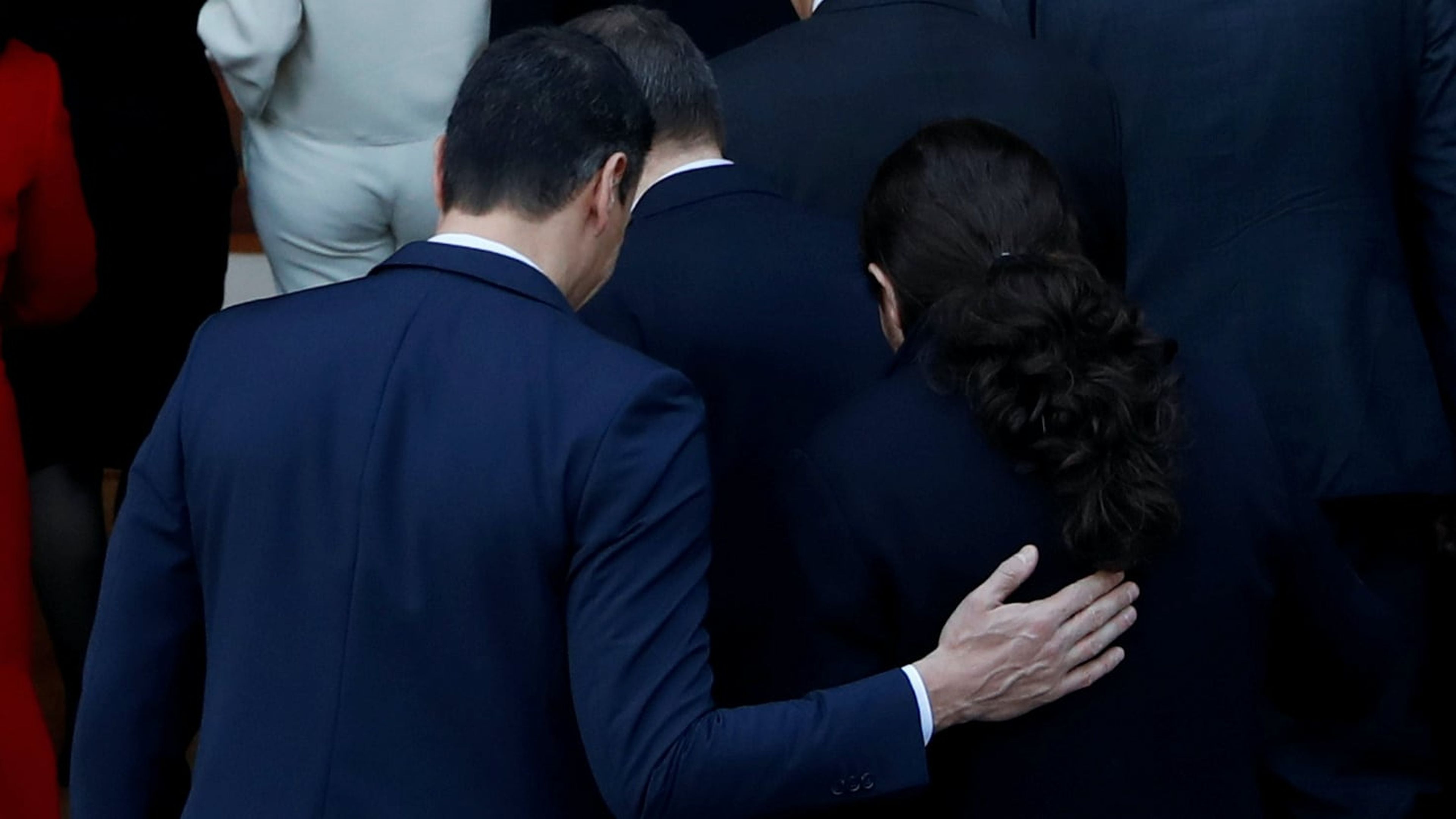 El presidente Pedro Sánchez y el vicepresidente Pablo Iglesias, al hacerse la foto de familia del primer Gobierno de coalición.