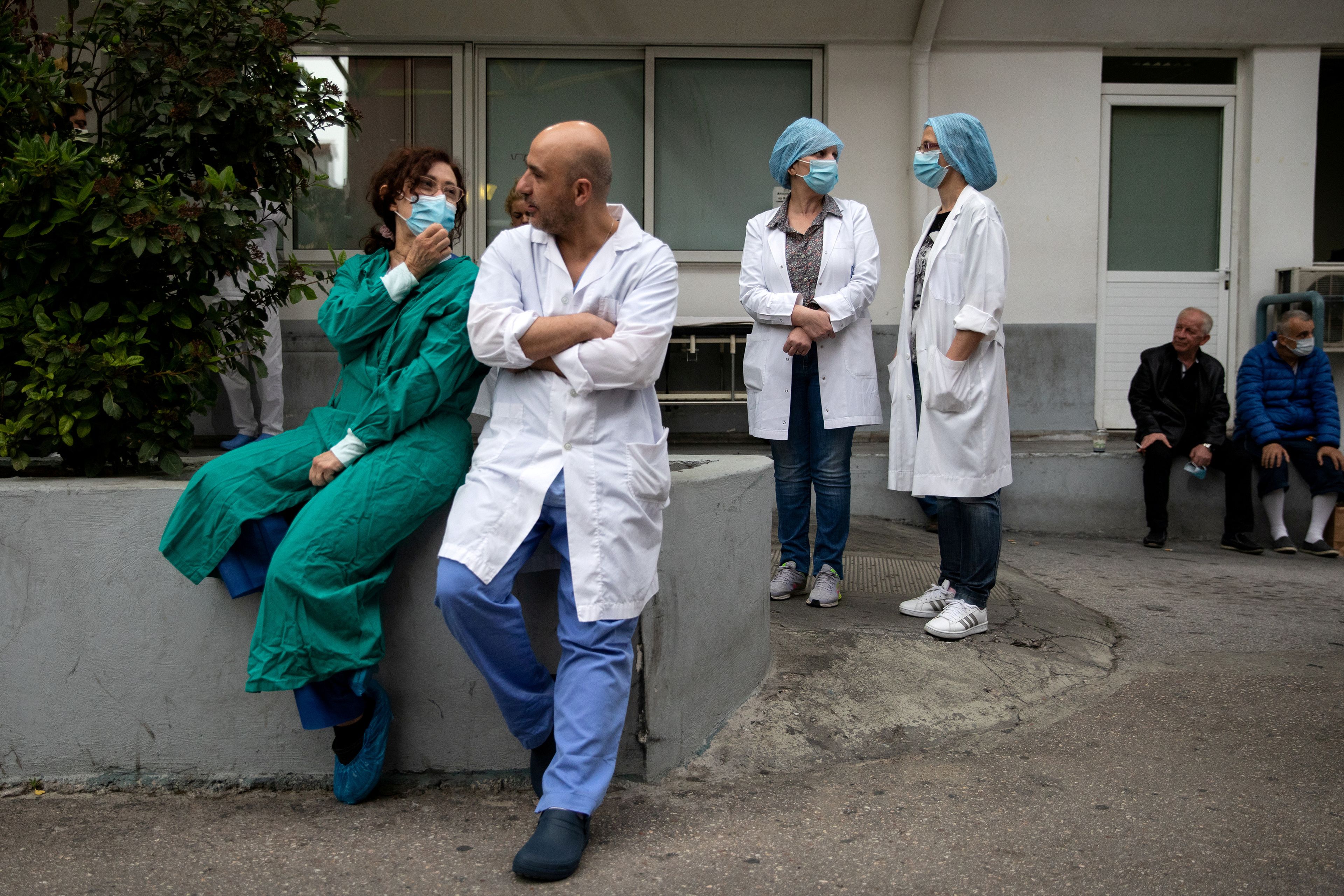 Sanitarios del hospital Evangelismos en Atenas, Grecia, el 20 de abril de 2020.