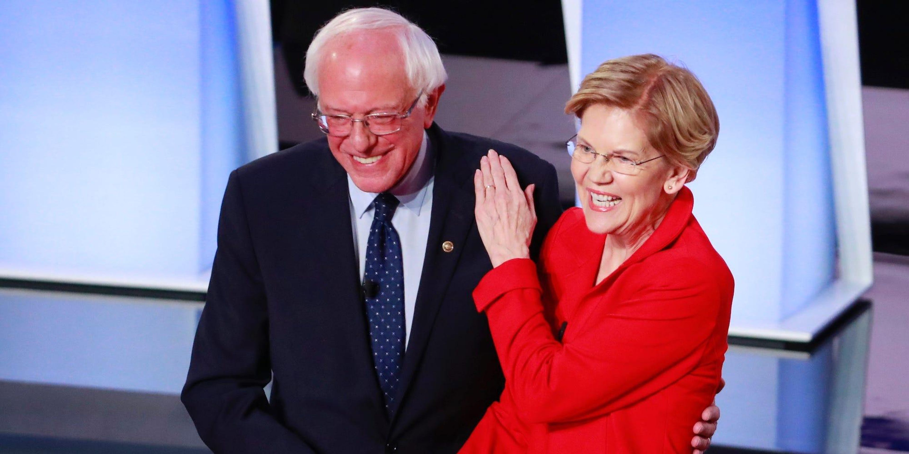 Los senadores demócratas, Bernie Sanders y Elizabeth Warren se dan la mano antes del inicio de la primera noche del segundo debate presidencial demócrata del 2020 en Detroit, Michigan, el 30 de julio de 2019.
