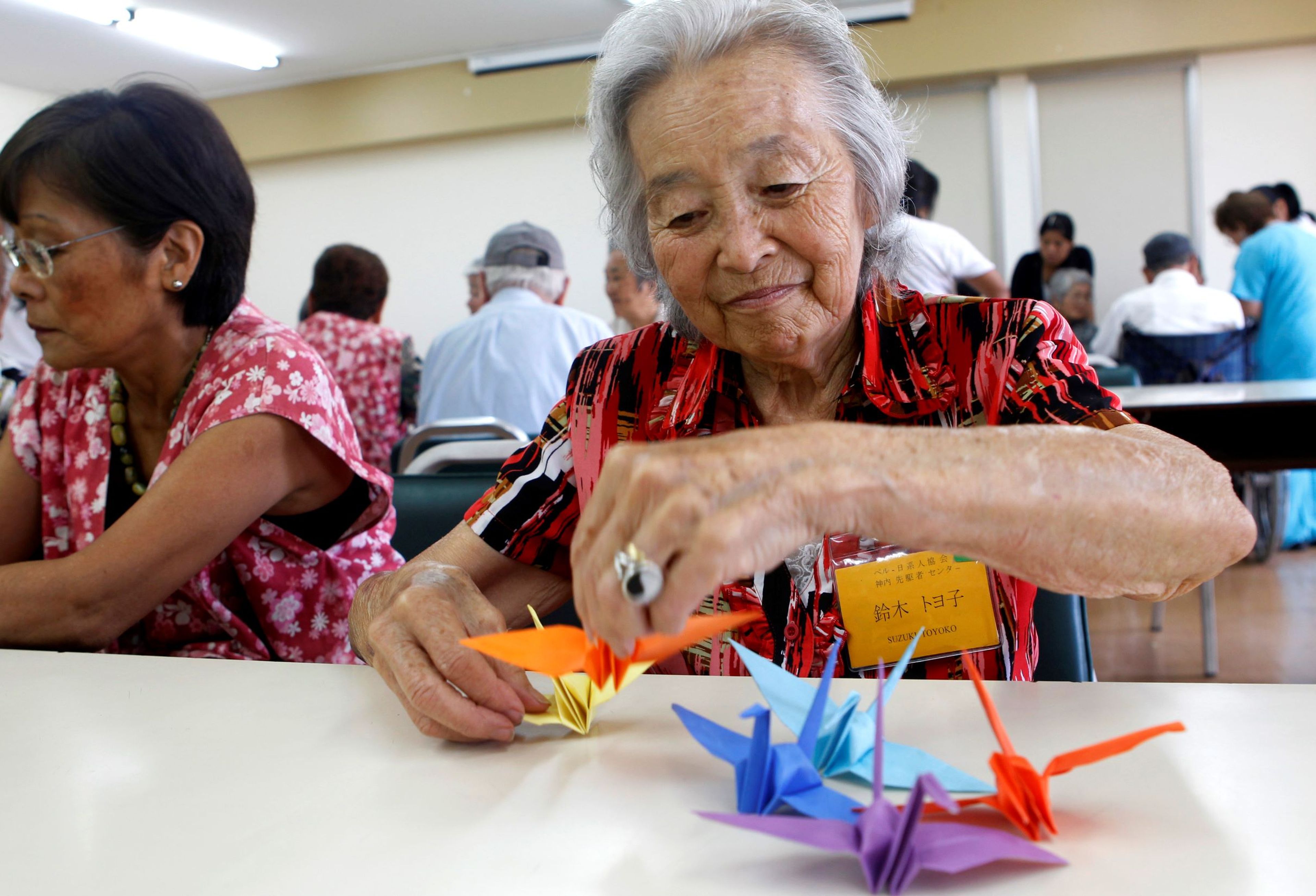 Toyoko Suzuki hace aves de origami en apoyo a las víctimas del terremoto de Japón, 2011.