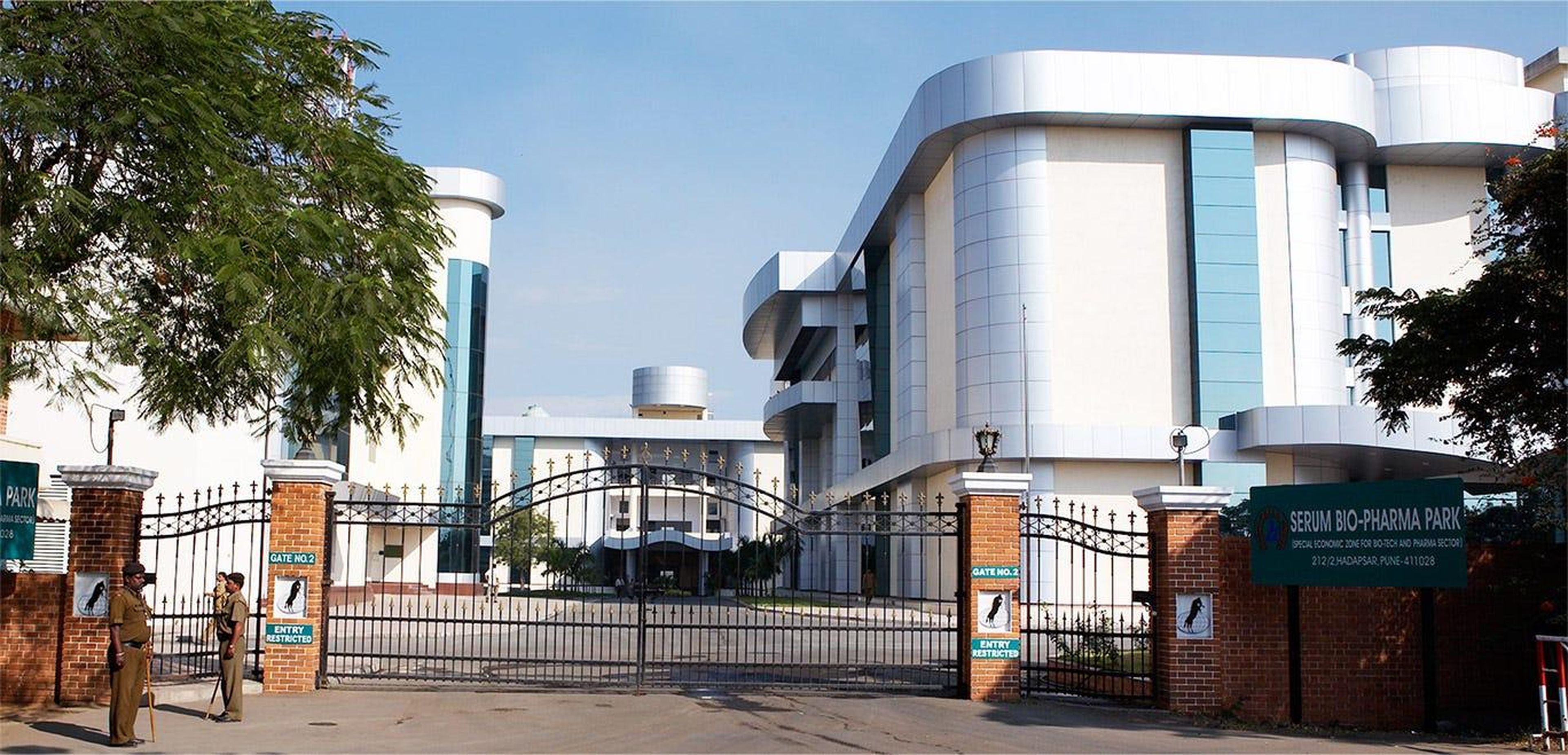 La entrada del Serum Institute, en la ciudad de Pune (India).