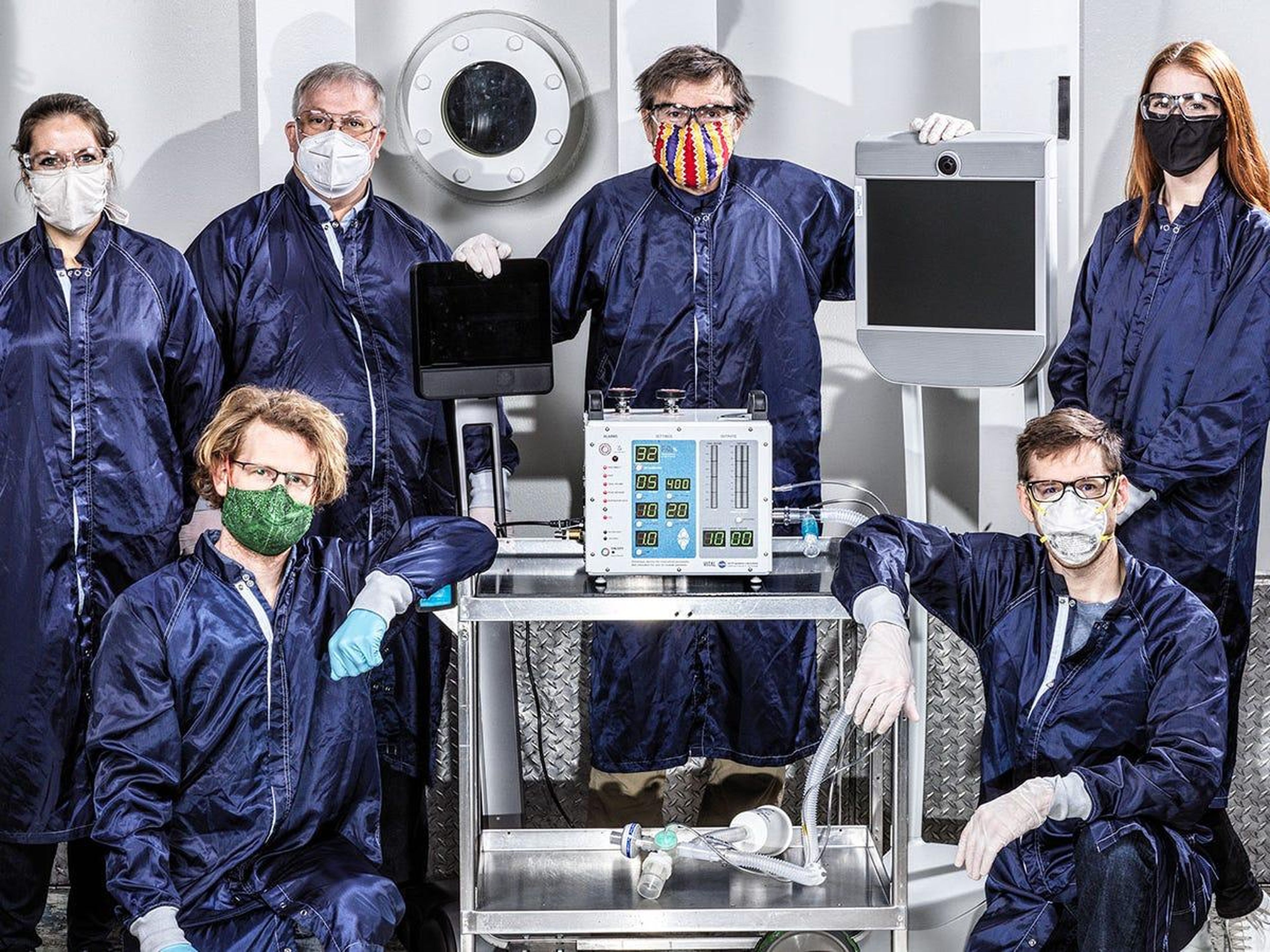 Algunos ingenieros de la NASA posando con el prototipo de un nuevo respirador para pacientes con COVID-19.