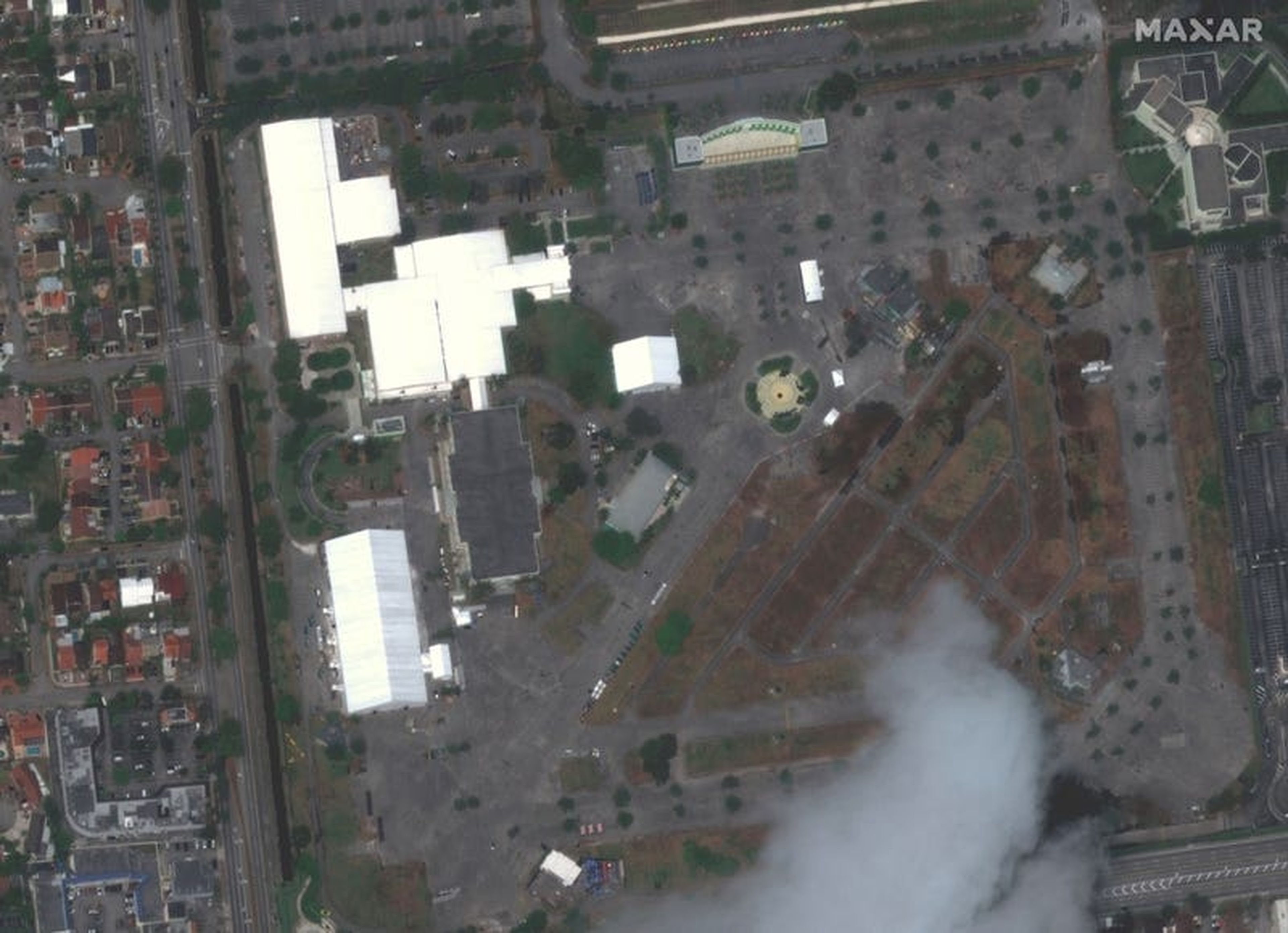 También en Miami, esta imagen satelital muestra un hospital de campaña en la Feria Juvenil de Miami-Dade