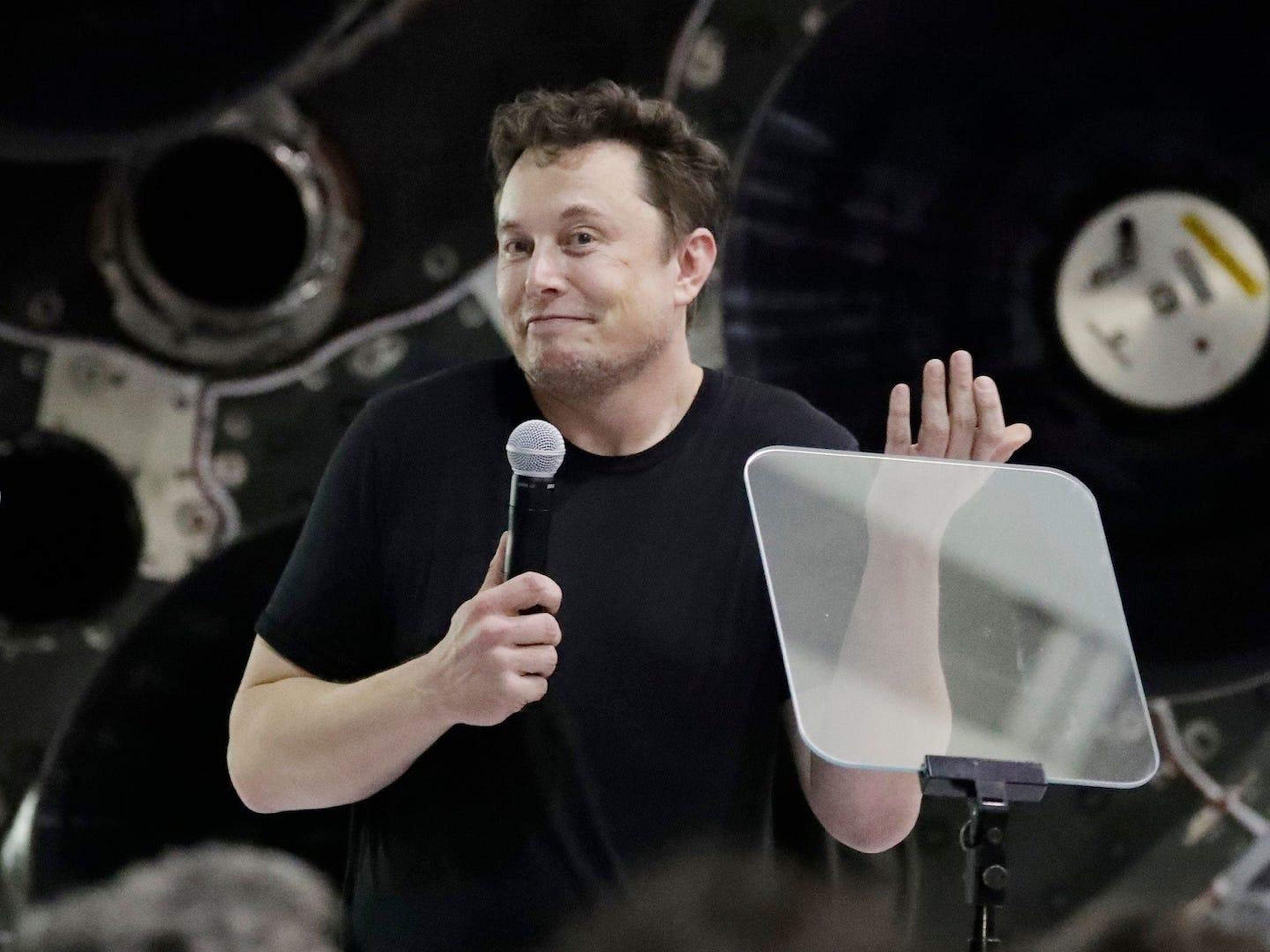 El fundador y director ejecutivo de SpaceX, Elon Musk, habla después de anunciar al multimillonario japonés Yusaku Maezawa como el primer pasajero privado en un viaje alrededor de la luna, el lunes 17 de septiembre de 2018.