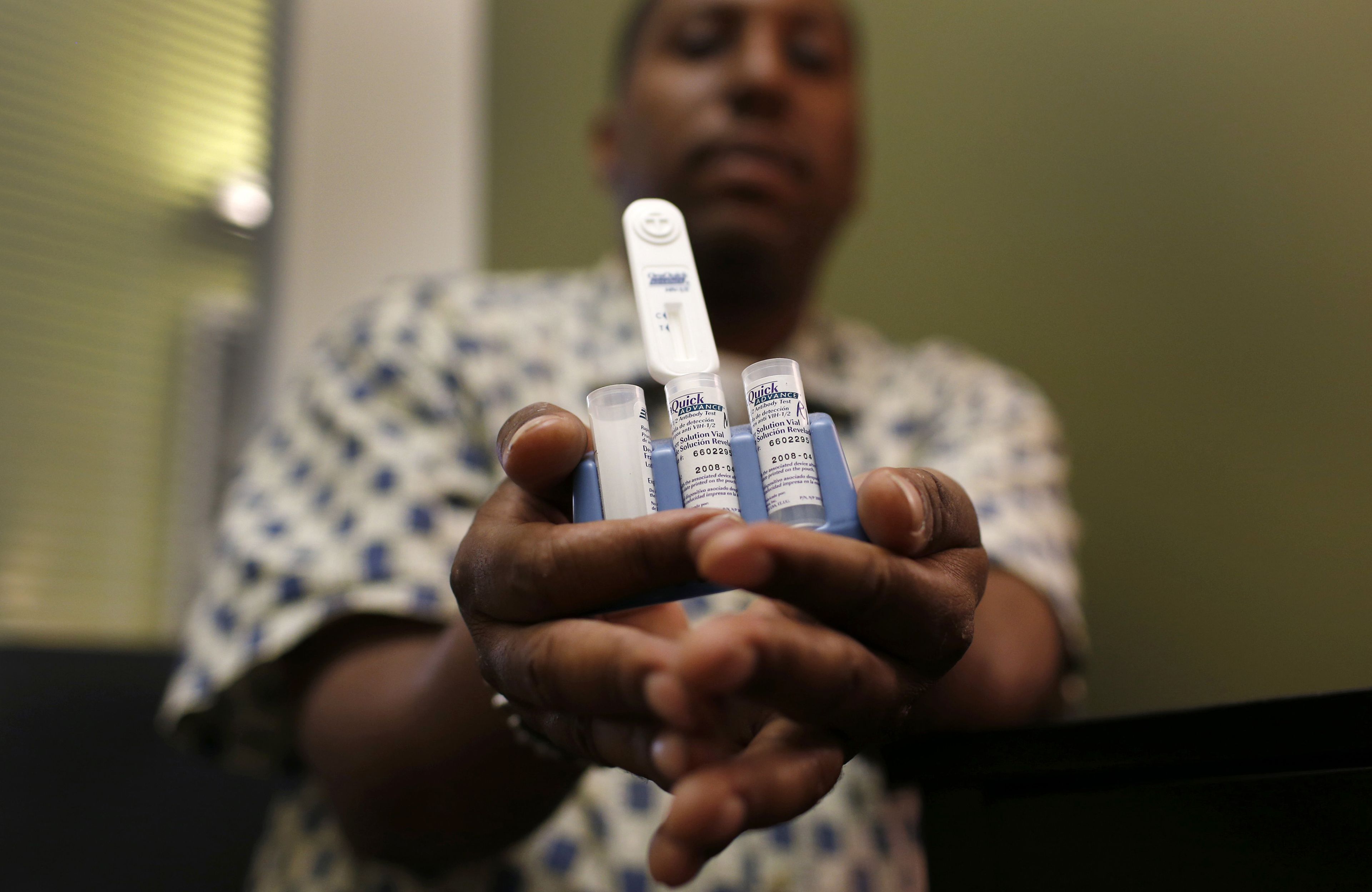 Un miembro del personal del Centro de Servicios para el SIDA de la ciudad de Nueva York con un kit de prueba de anticuerpos.