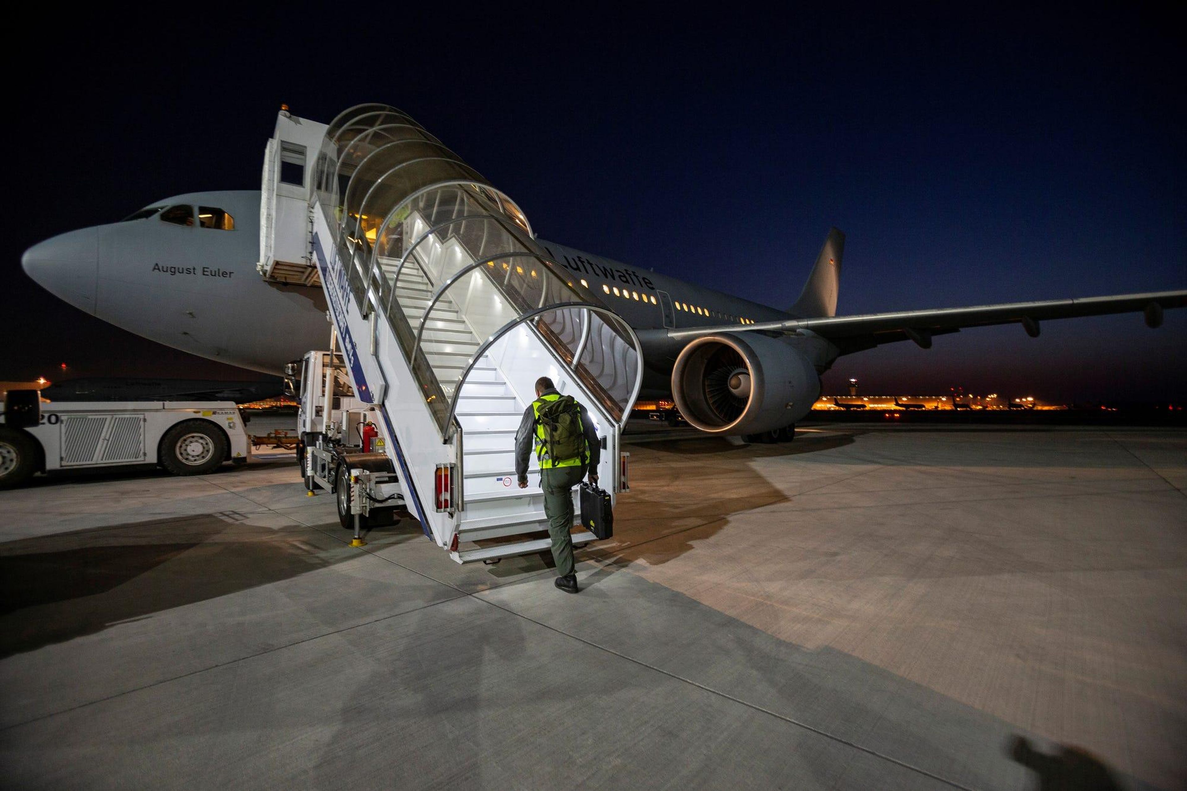El Airbus A310 "Medevac" en Colonia, Alemania, antes de su partida a Bérgamo el 28 de marzo.