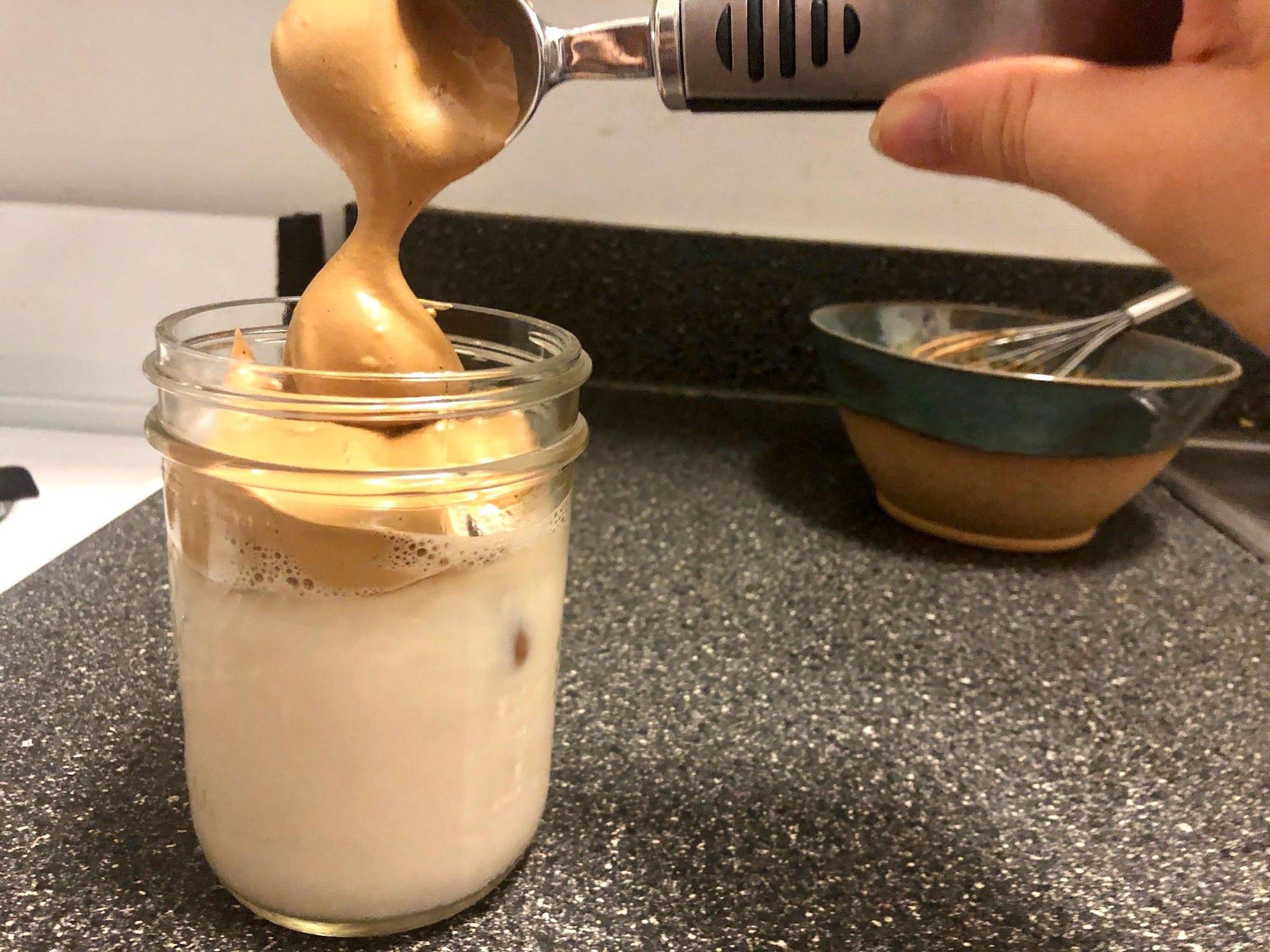 Utilicé una bola de helado para poner la mezcla de dalgona encima de la leche.