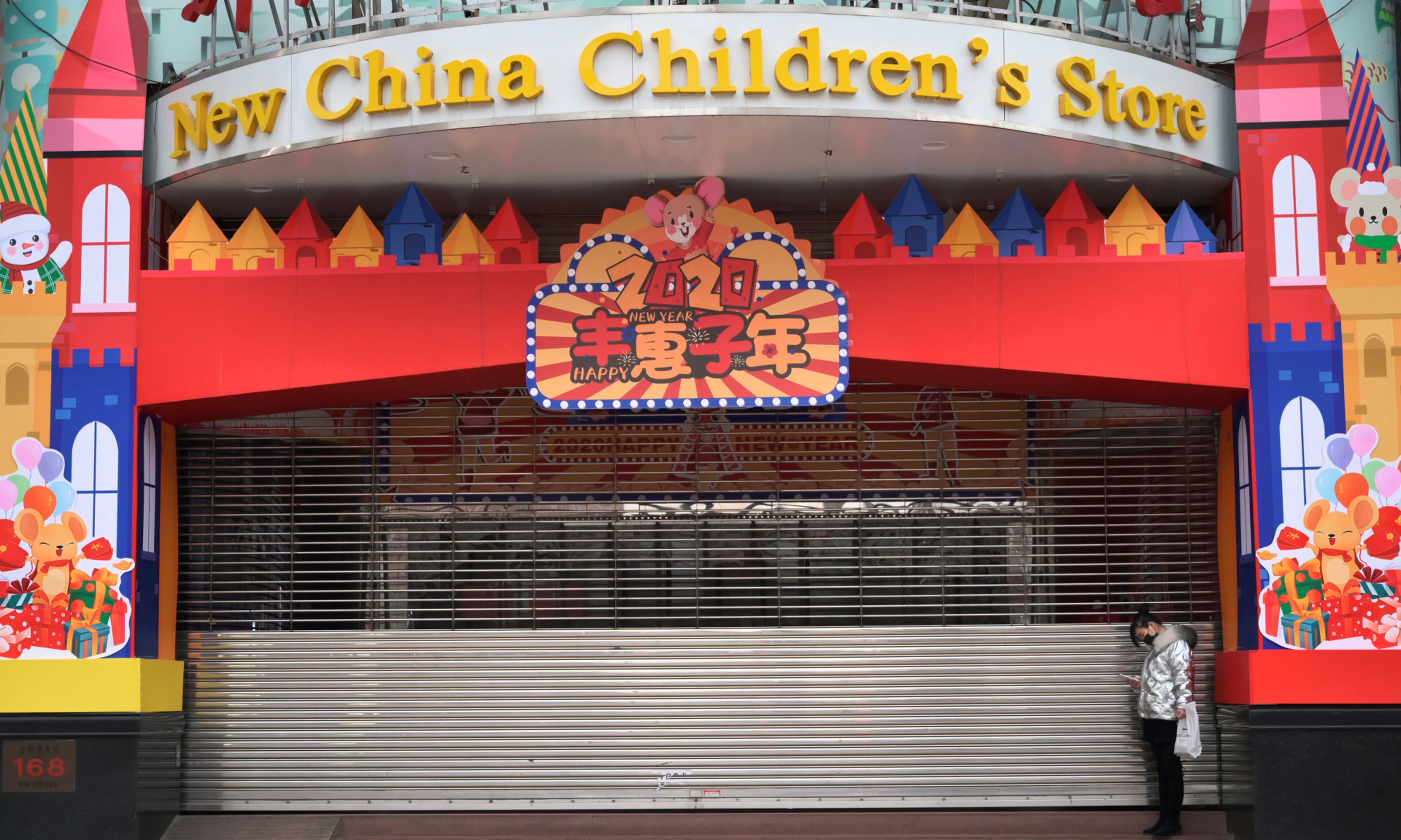 Una tienda de juguetes de Pekín, cerrada por la pandemia de coronavirus