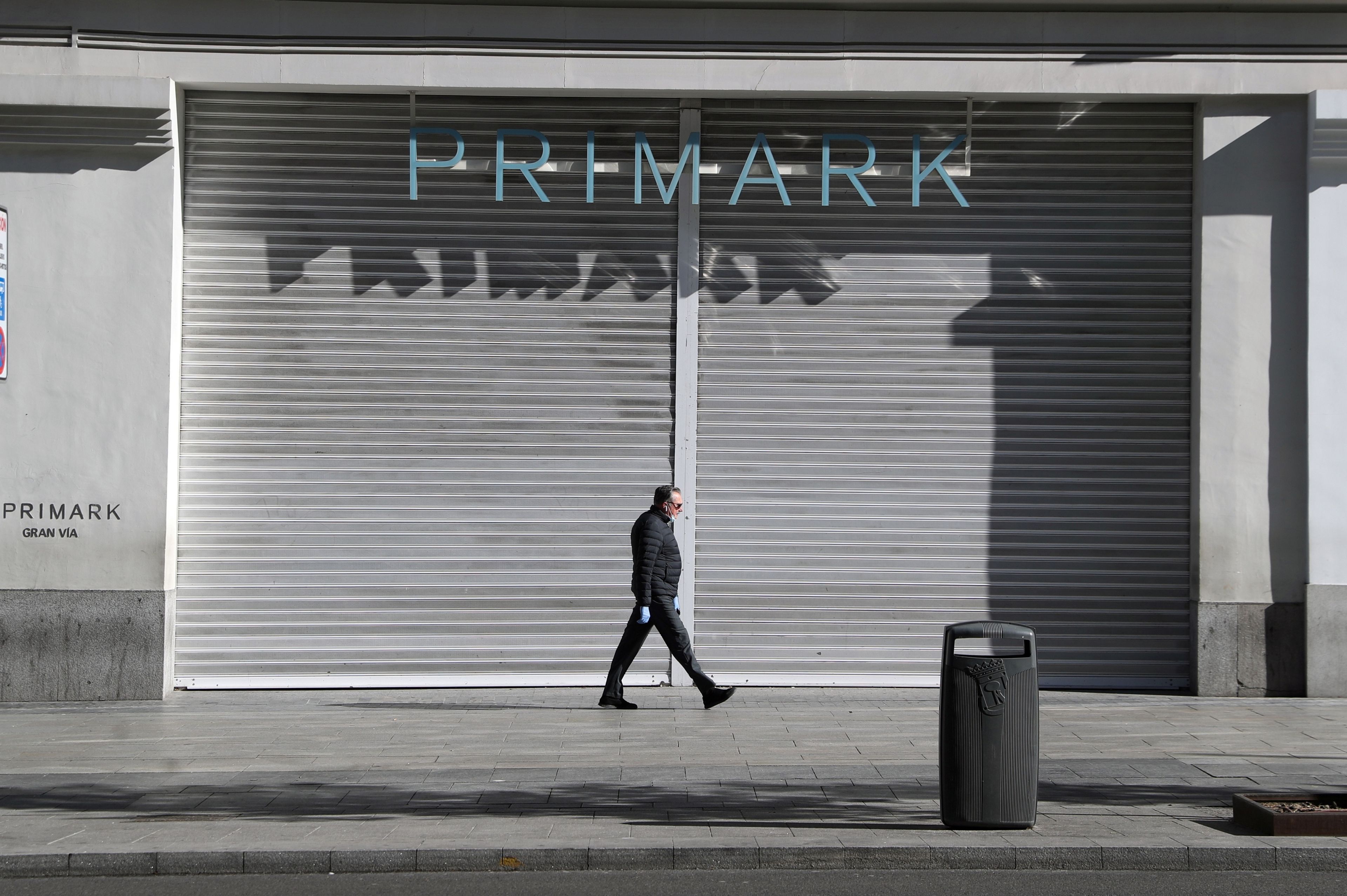 La tienda de Primark en la Gran Vía madrileña cerrada por el estado de alarma.
