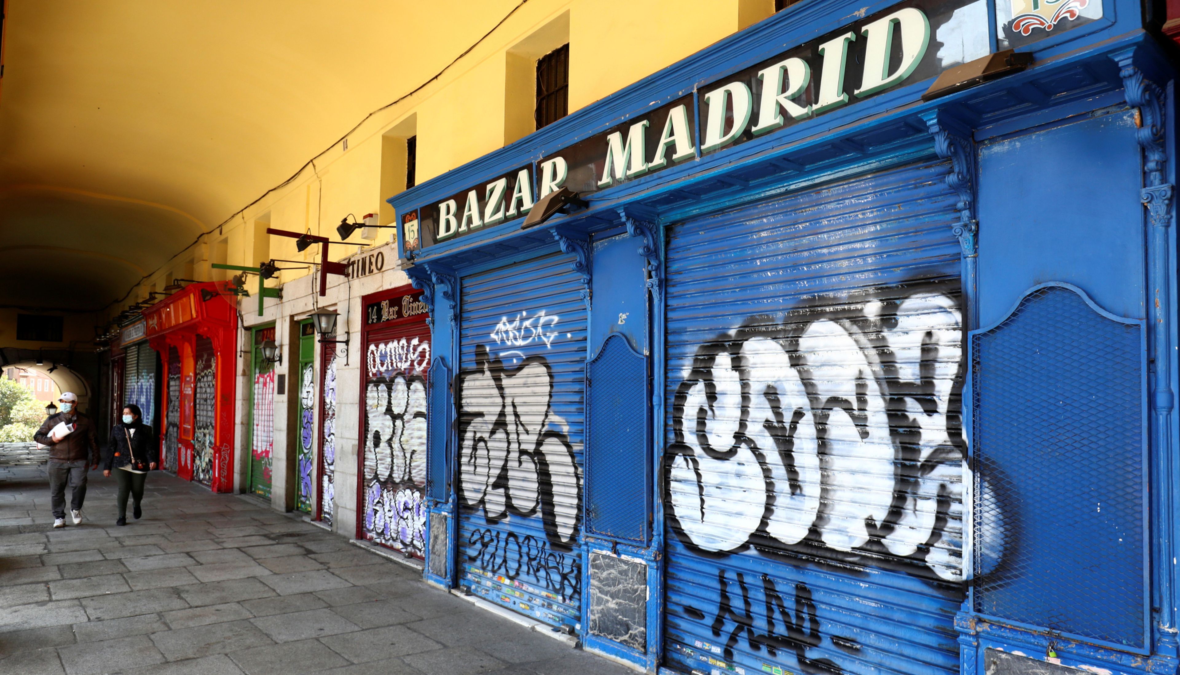 Tiendas cerradas por el estado de alarma por coronavirus en la Plaza Mayor de Madrid
