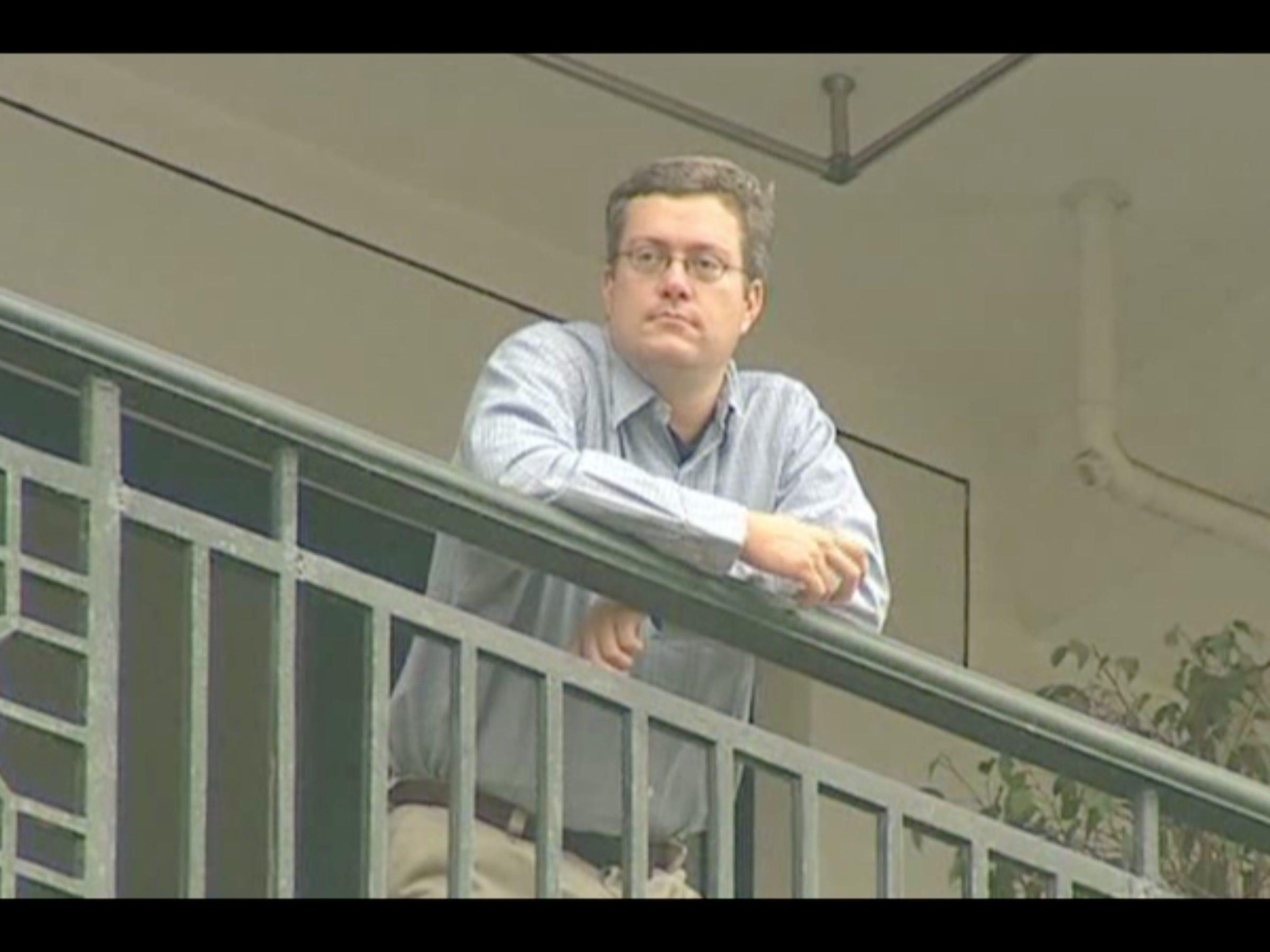 El autor, Porter Erisman, en el balcón de su apartamento mientras estaba en cuarentena durante el SARS.