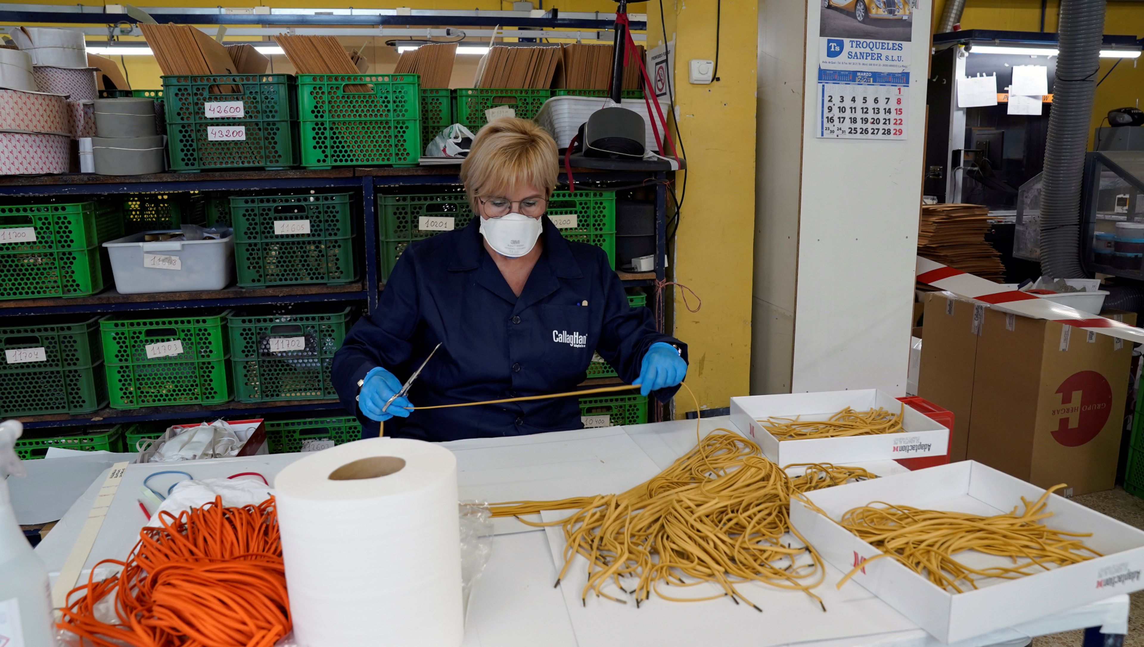 Una trabajadora de Callahan elabora mascarillas en su fábrica de Arnedo