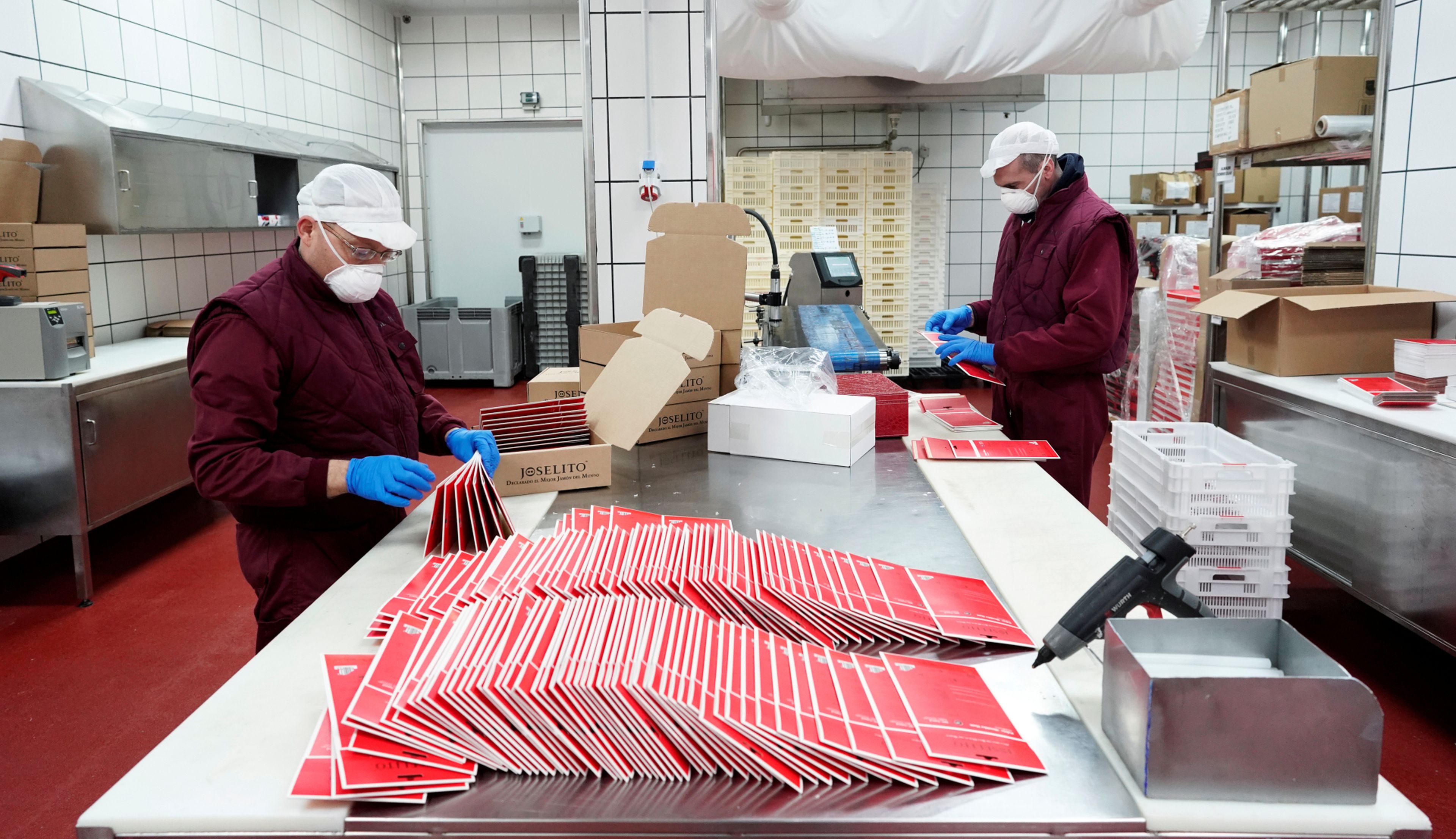 Trabajadores de la empresa jamonera Joselito, en su fábrica en Guijuelo (Salamanca)