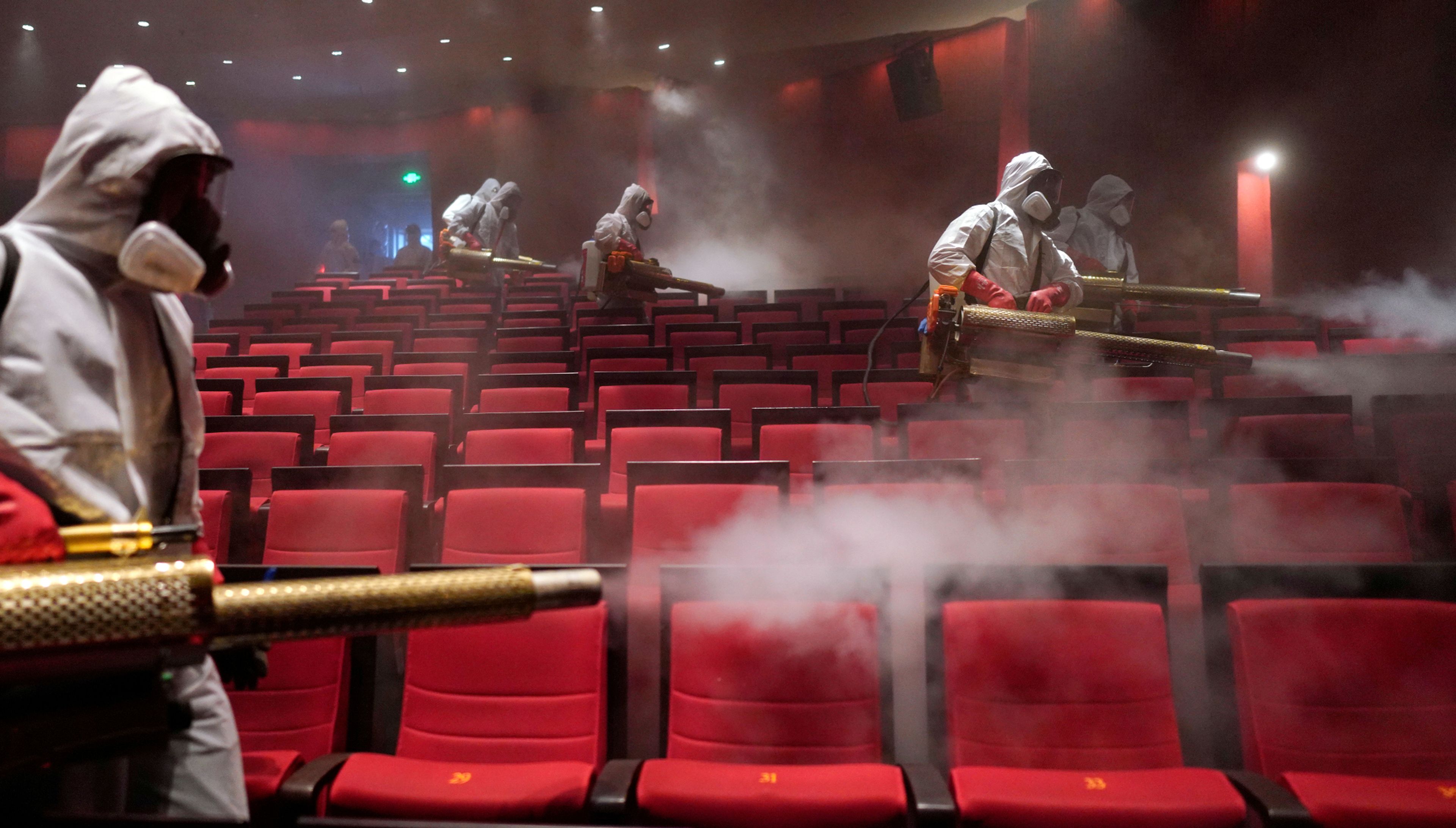 Trabajadores del Ministerio de Sanidad chino desinfectan un cine en Wuhan