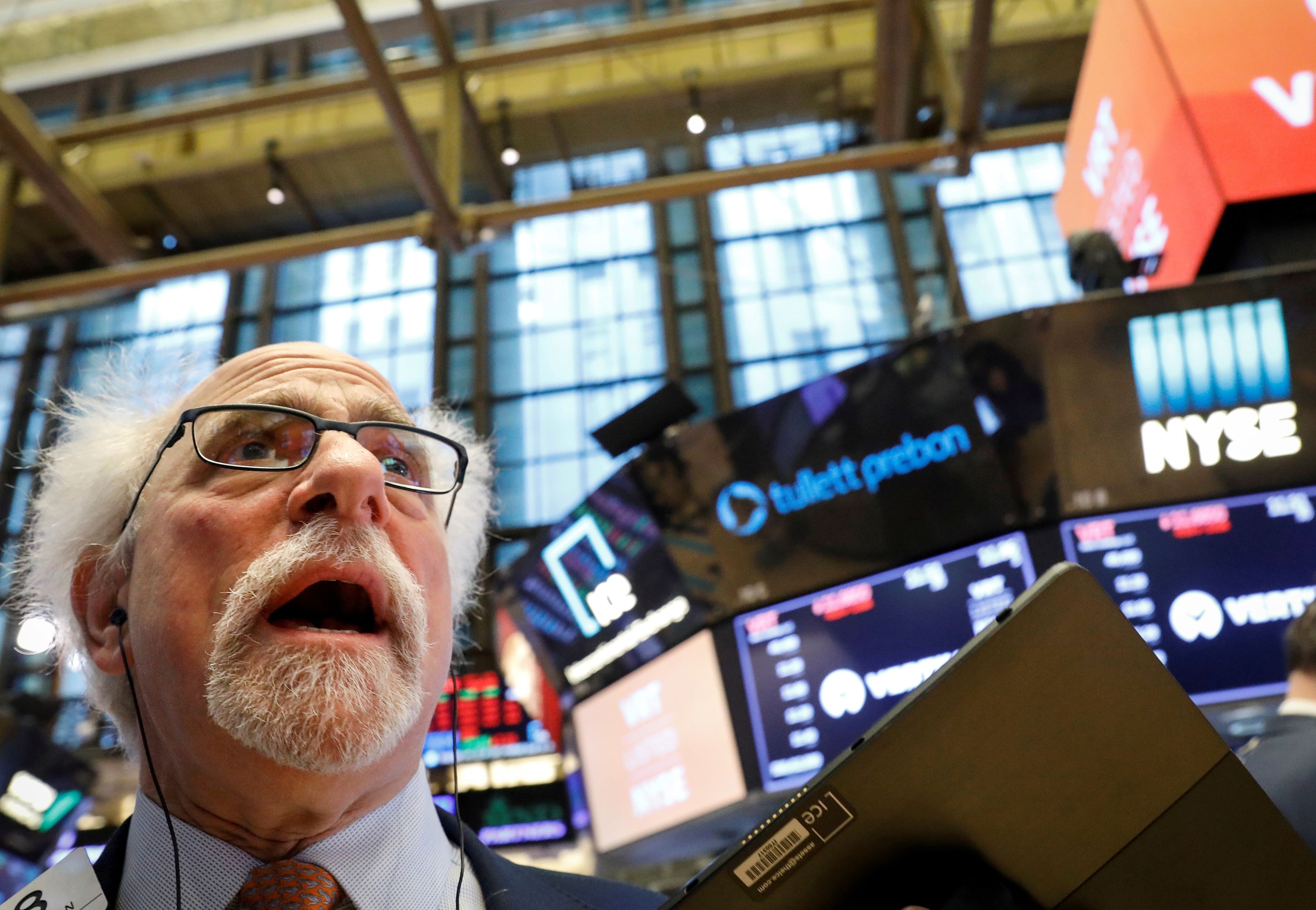 Trader opera y se asombra en Wall Street.