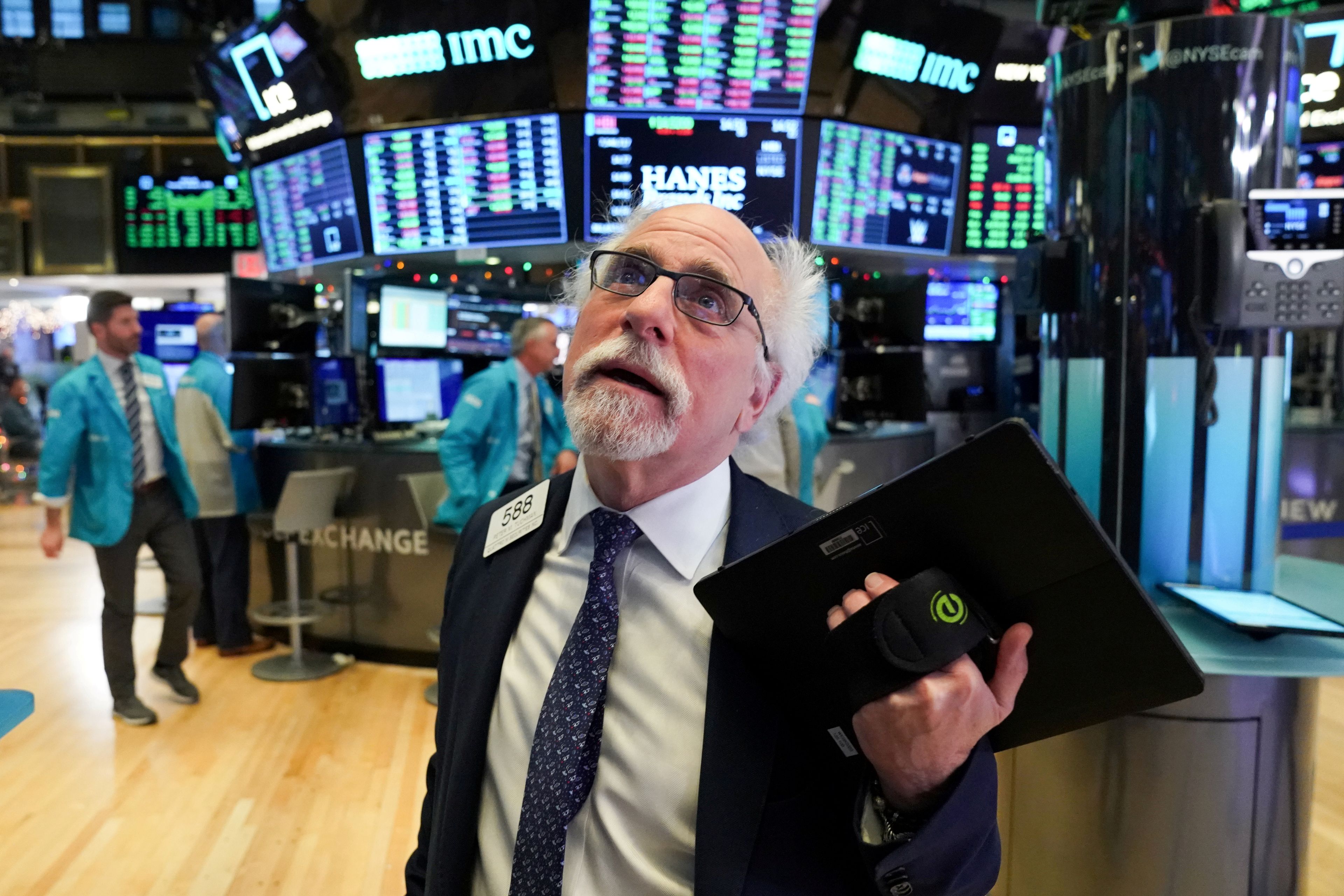 Trader opera en Wall Street en plena crisis del coronavirus.