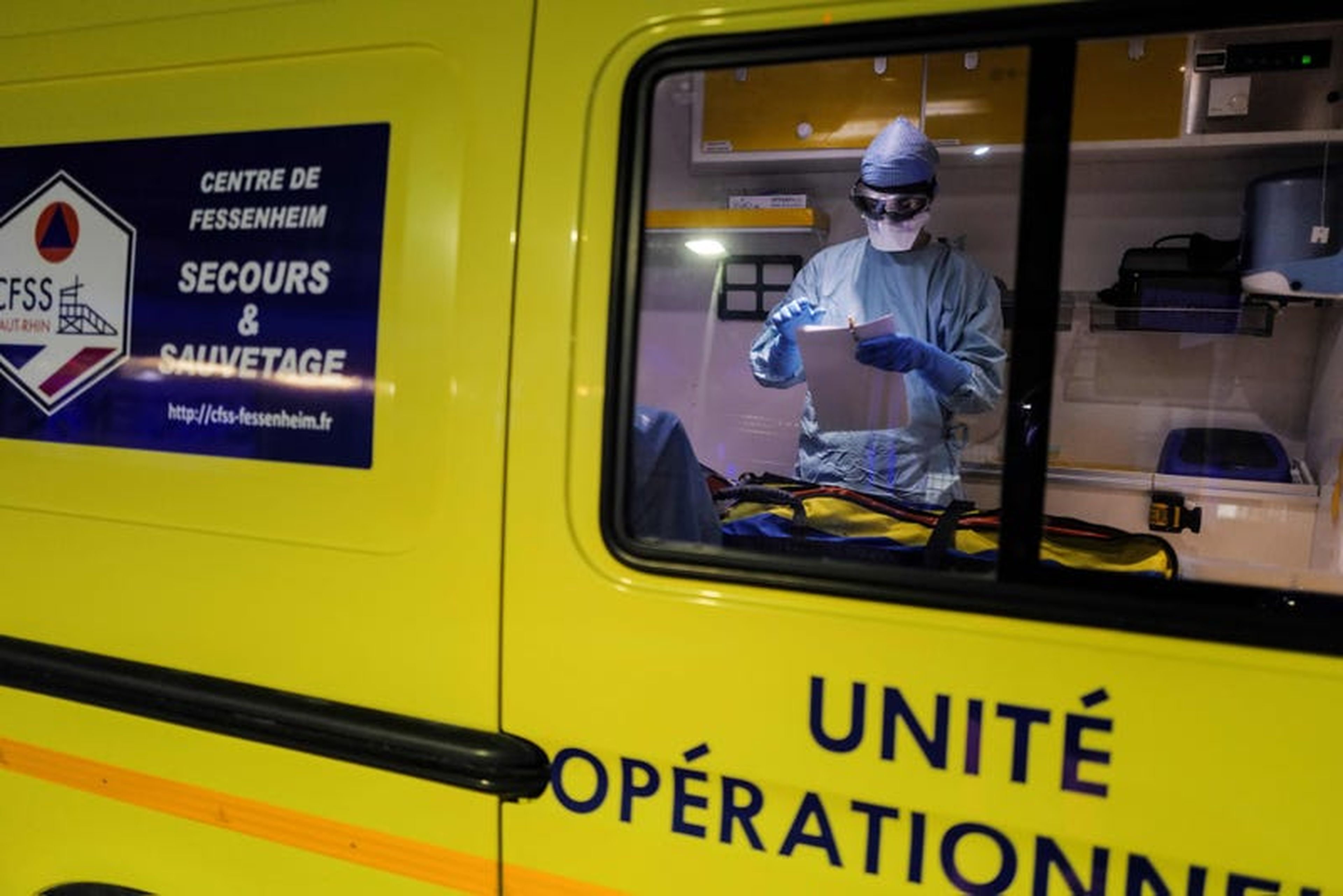 Un miembro del personal médico se prepara para llevar a un paciente con COVID-19 al TGV el 29 de marzo.