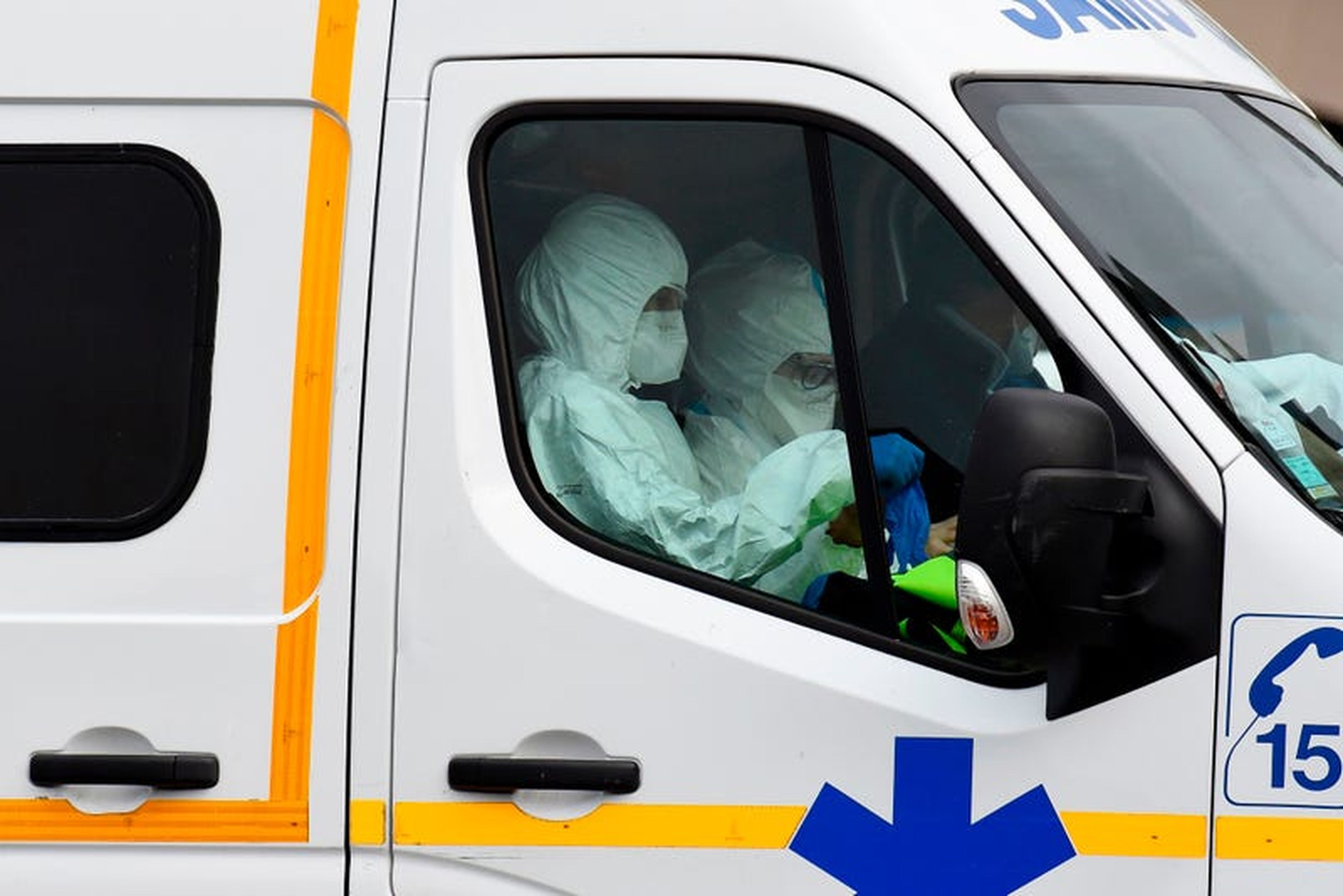 Personal médico en una ambulancia después de trasladar a un paciente COVID-19 al TGV el 29 de marzo.