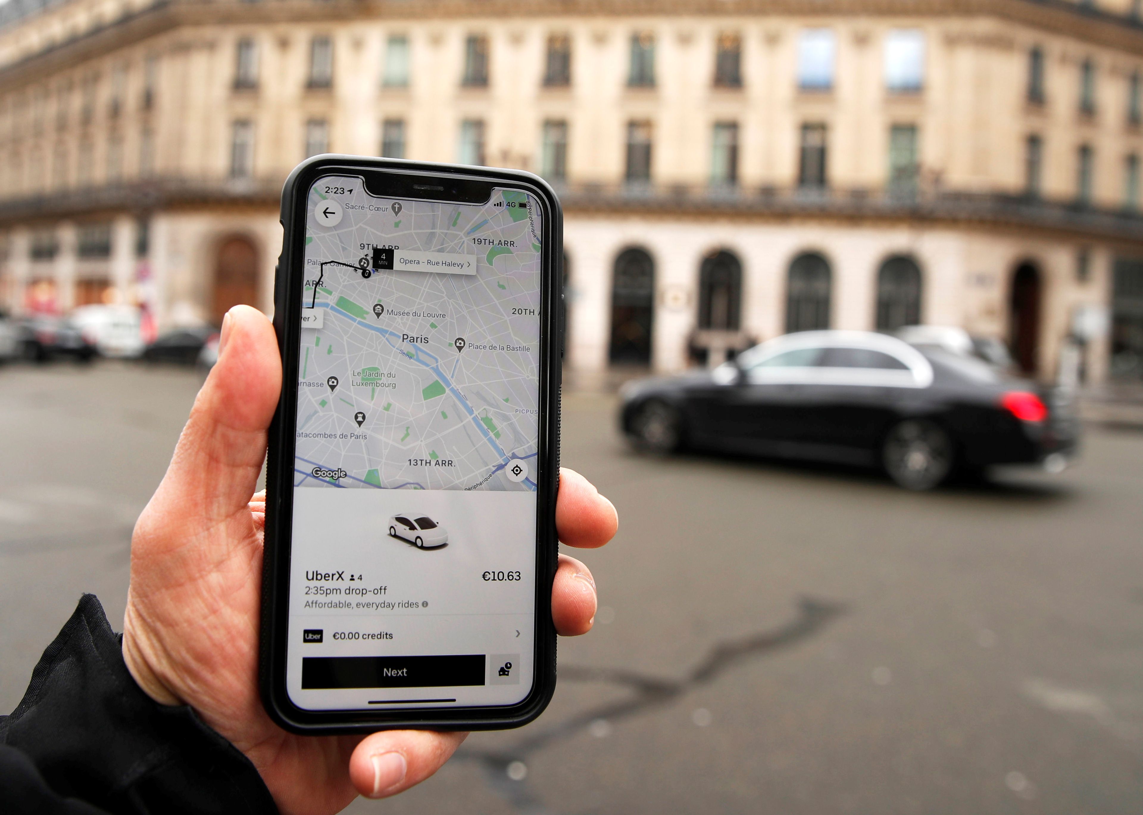 Un usuario utiliza la app de Uber para solicitar un viaje en coche