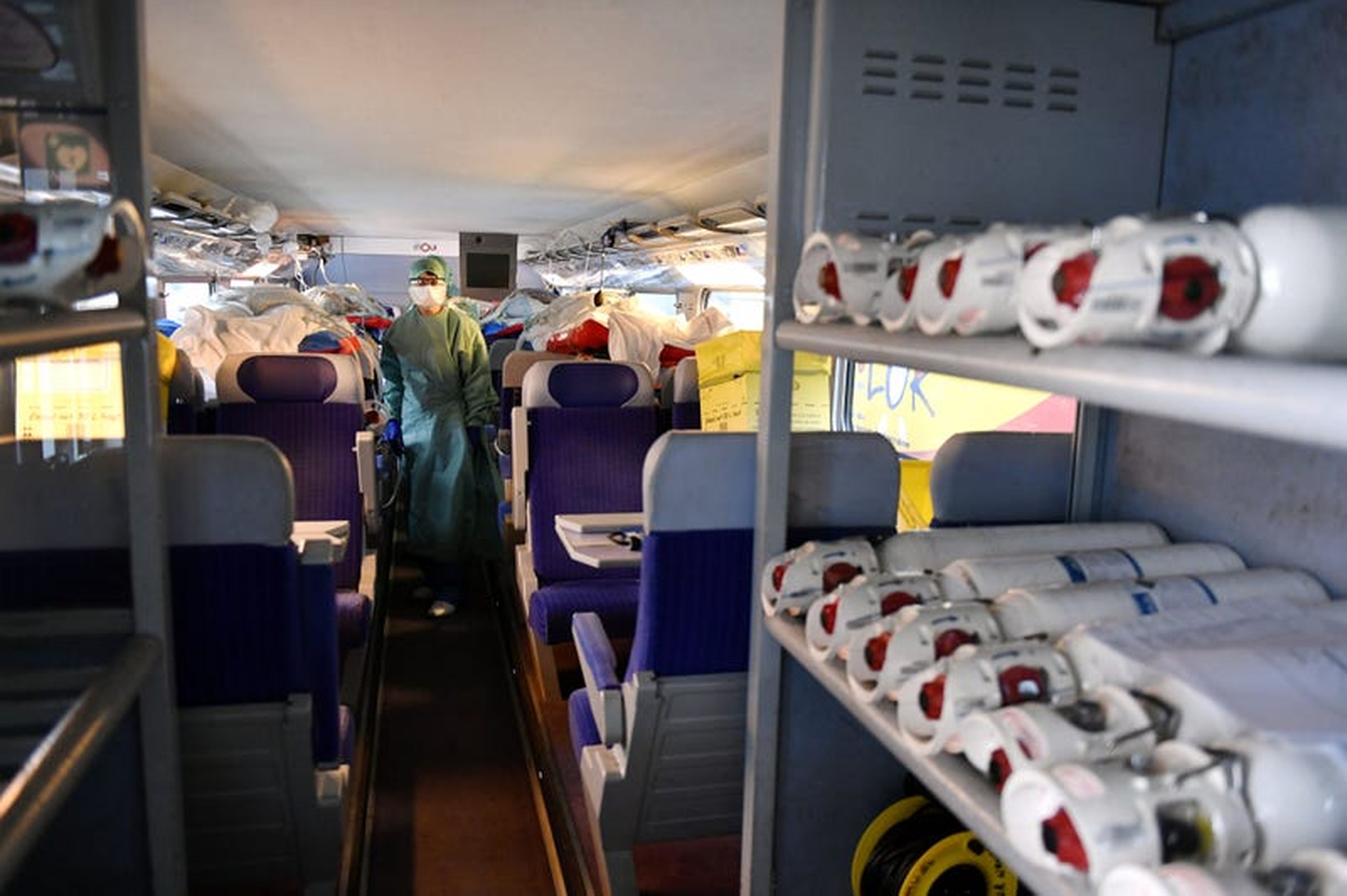 Enfermeras atienden a cuatro pacientes en el TGV el 29 de marzo.