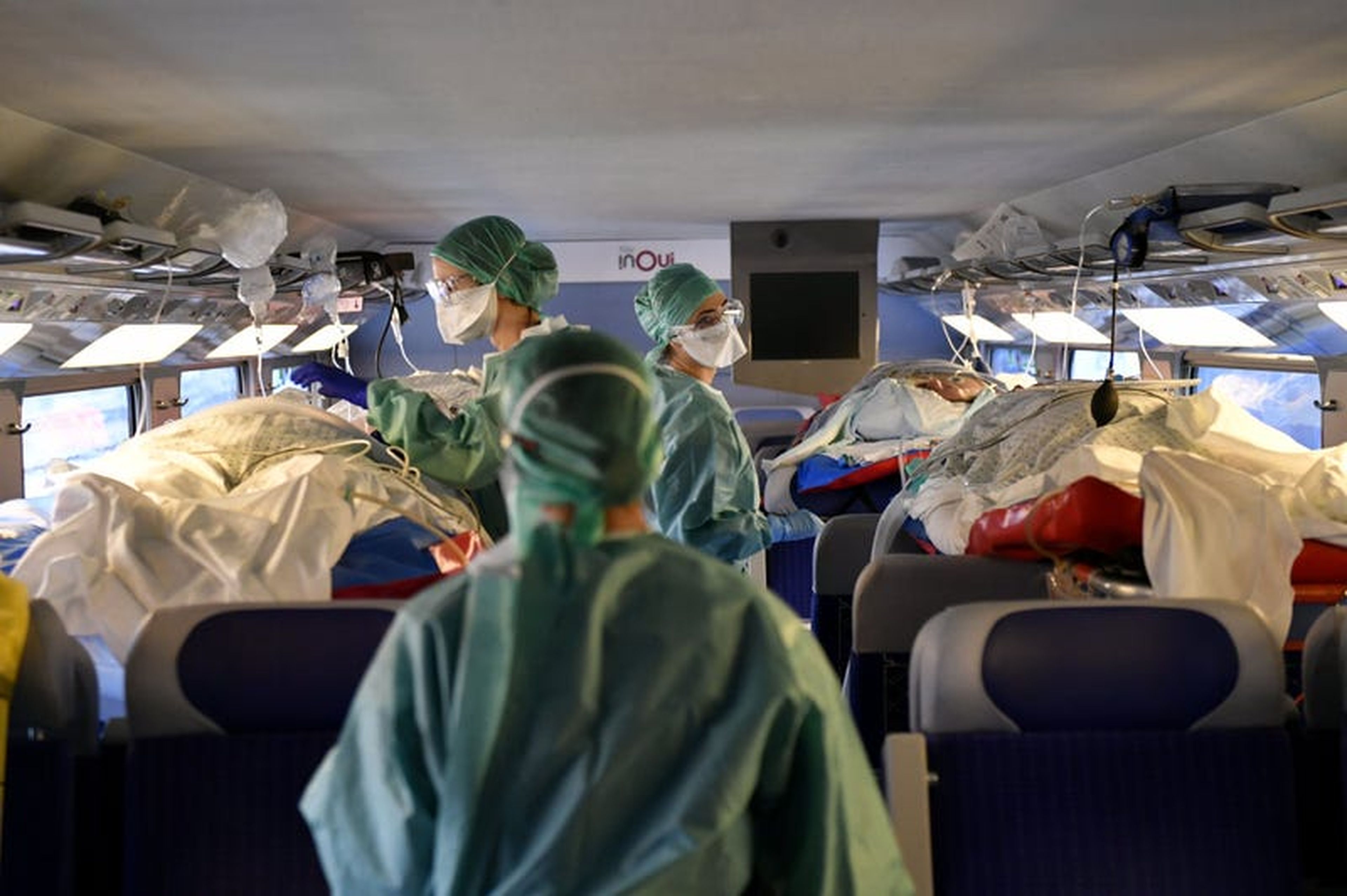 Enfermeras atienden a cuatro pacientes en el TGV el 29 de marzo.