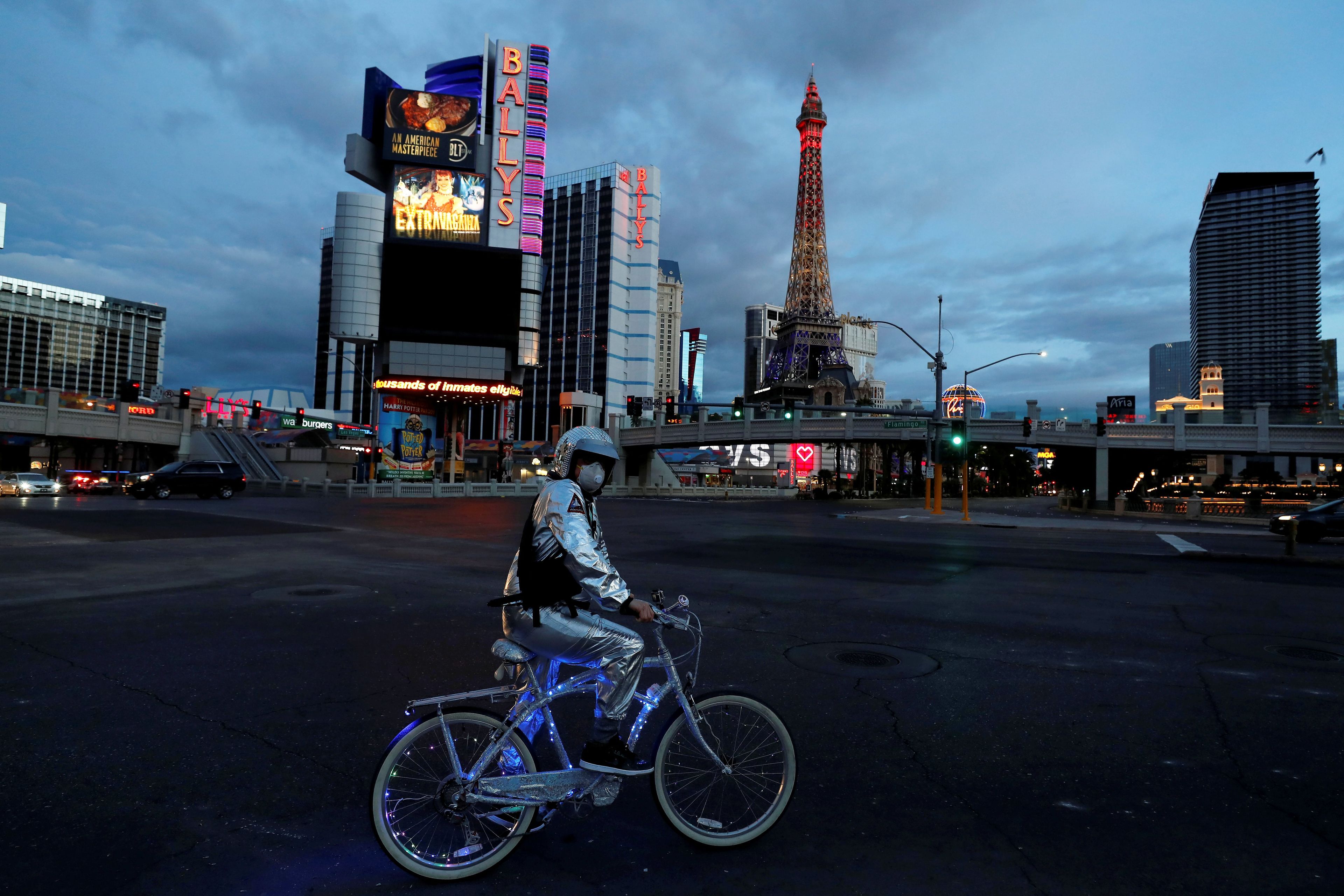 Un hombre pasea con su bici por las calles de Las Vegas (Estados Unidos) durante la pandemia de coronavirus