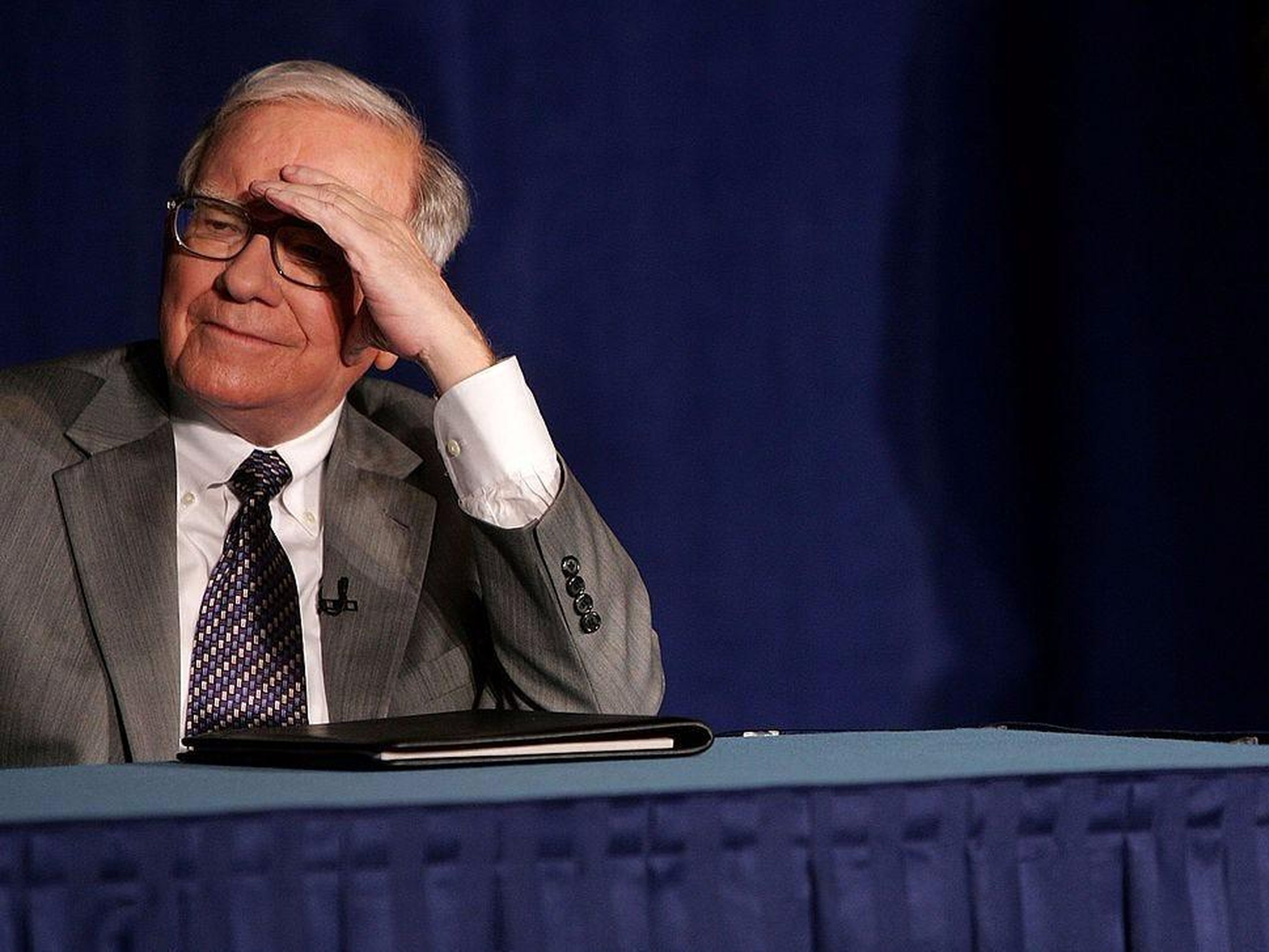 Warren Buffett bromeó en Yahoo Finance diciendo que está bebiendo Coca-Cola para protegerse del coronavirus.