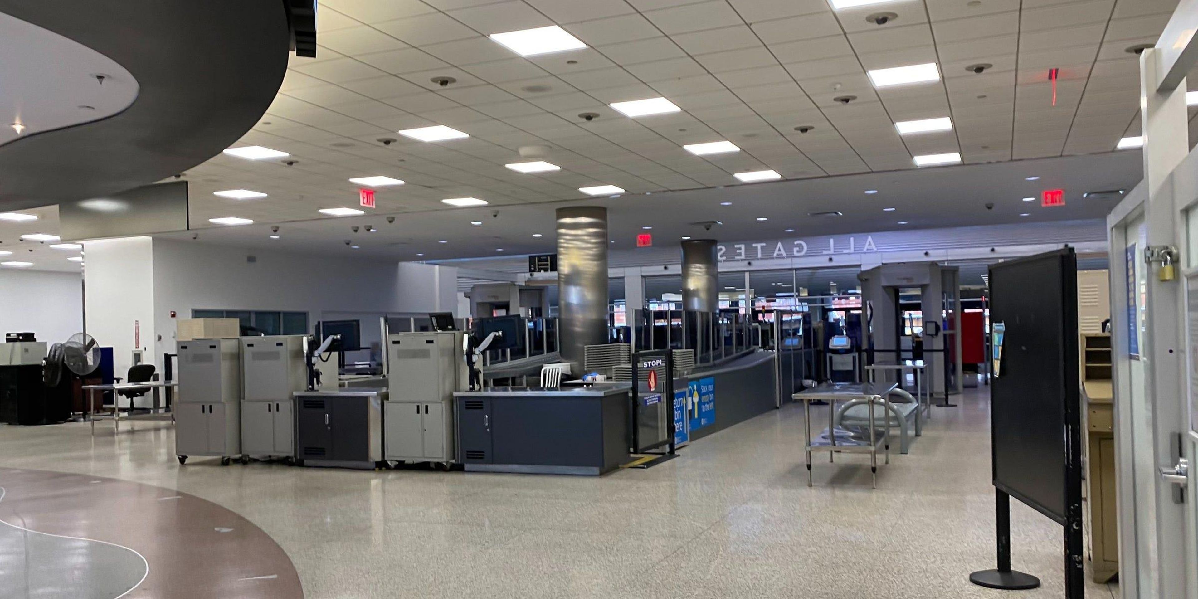 La seguridad en la Terminal D fue cerrada.