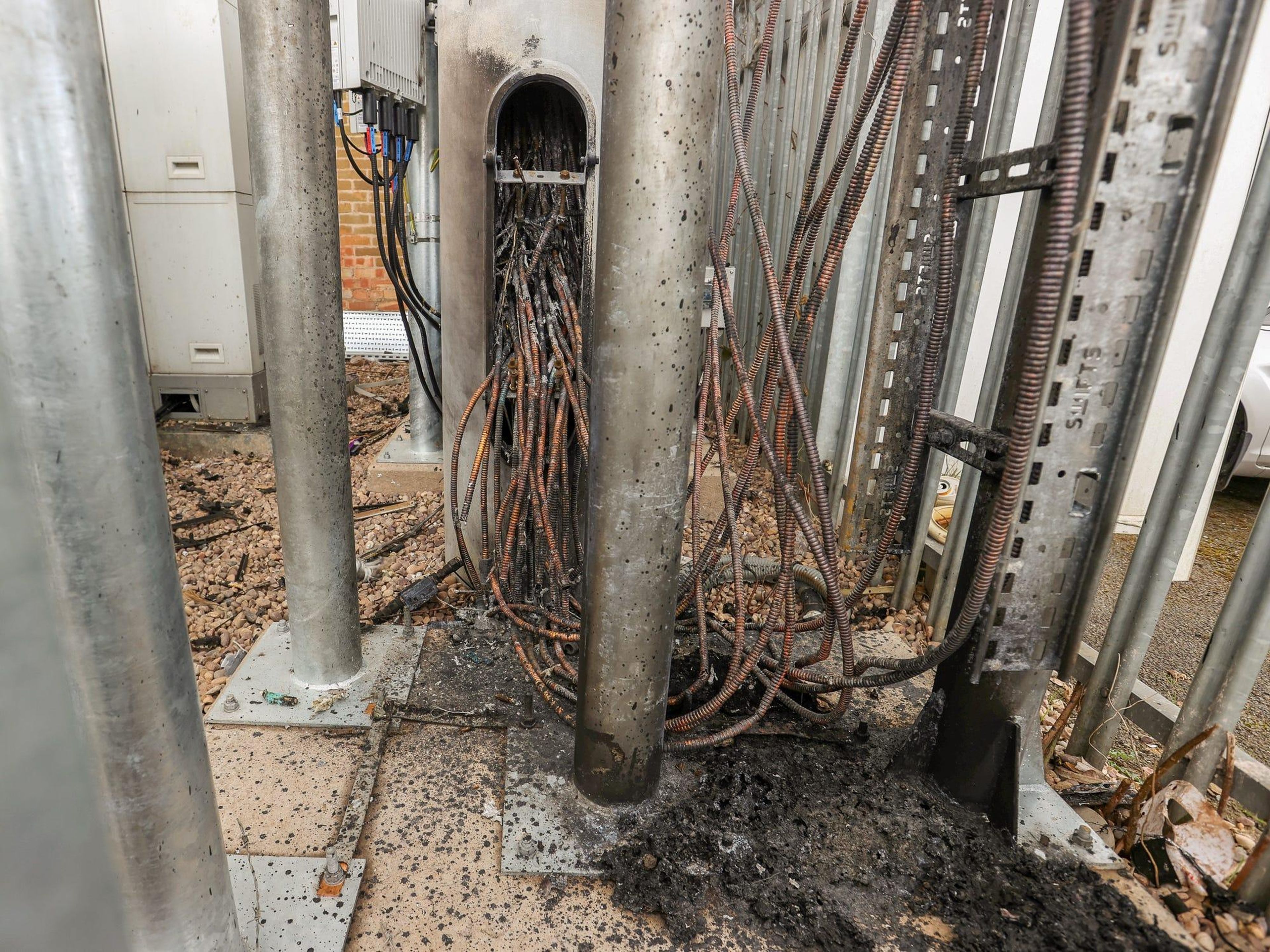 Los cables de un mástil de telecomunicaciones dañados por el fuego se ven en Birmingham, Inglaterra, el 6 de abril de 2020.