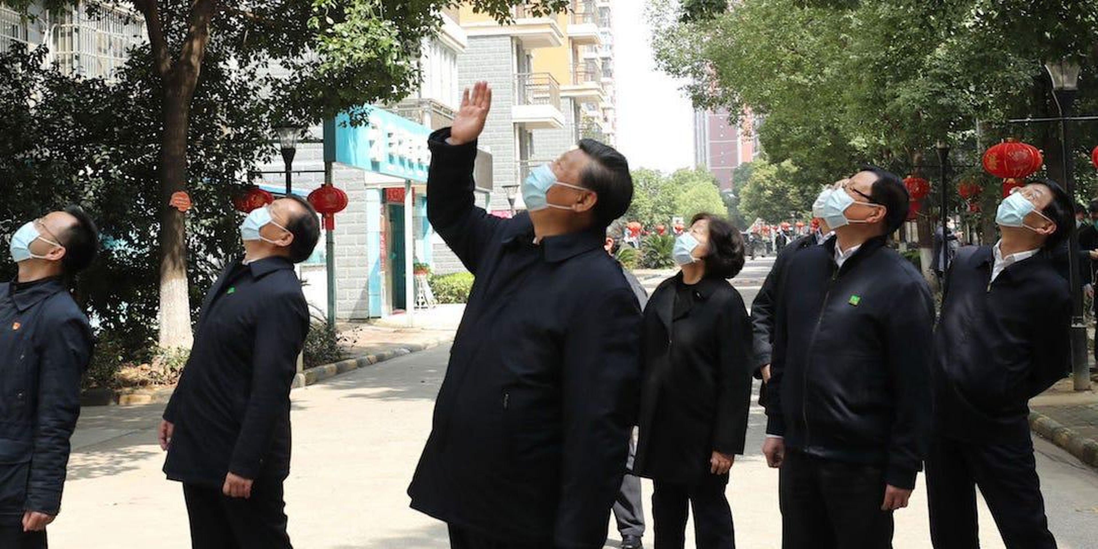 Xi saluda a los ciudadanos en cuarentena en Wuhan el 10 de marzo.