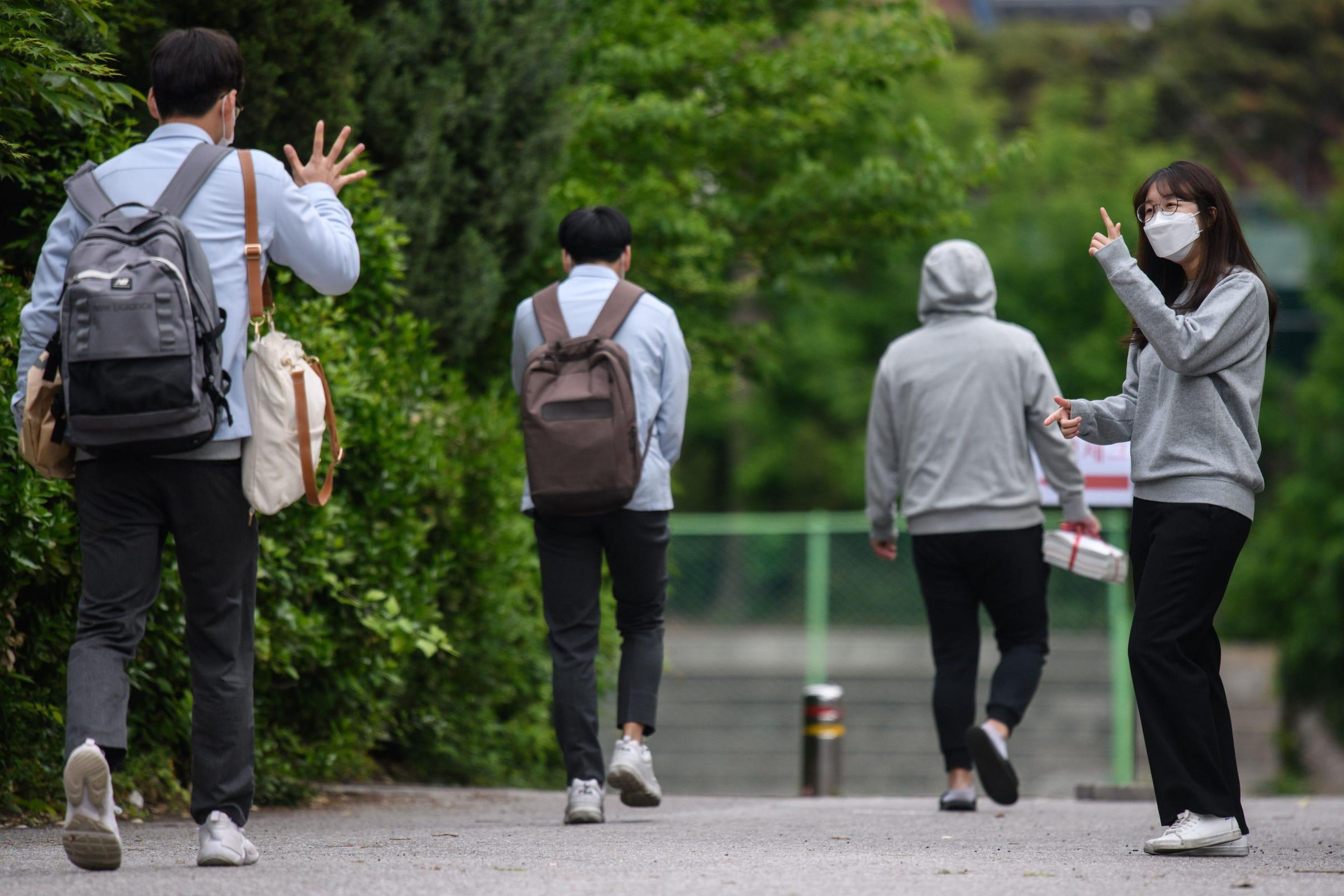 Estudiantes llegan al instituto Kyungbock en Seúl, 20 de mayo de 2020.