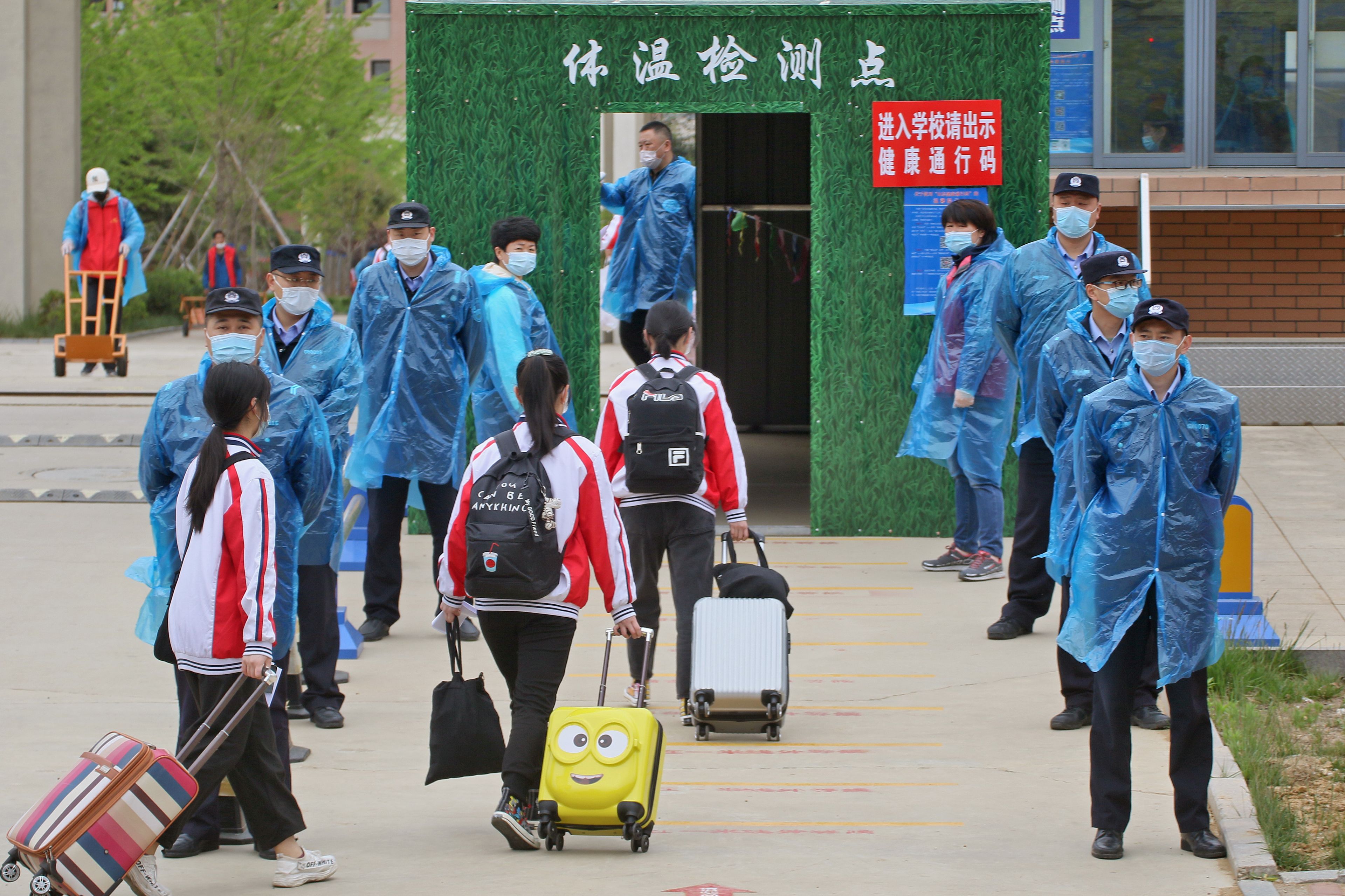 Alumnos regresando al colegio en China